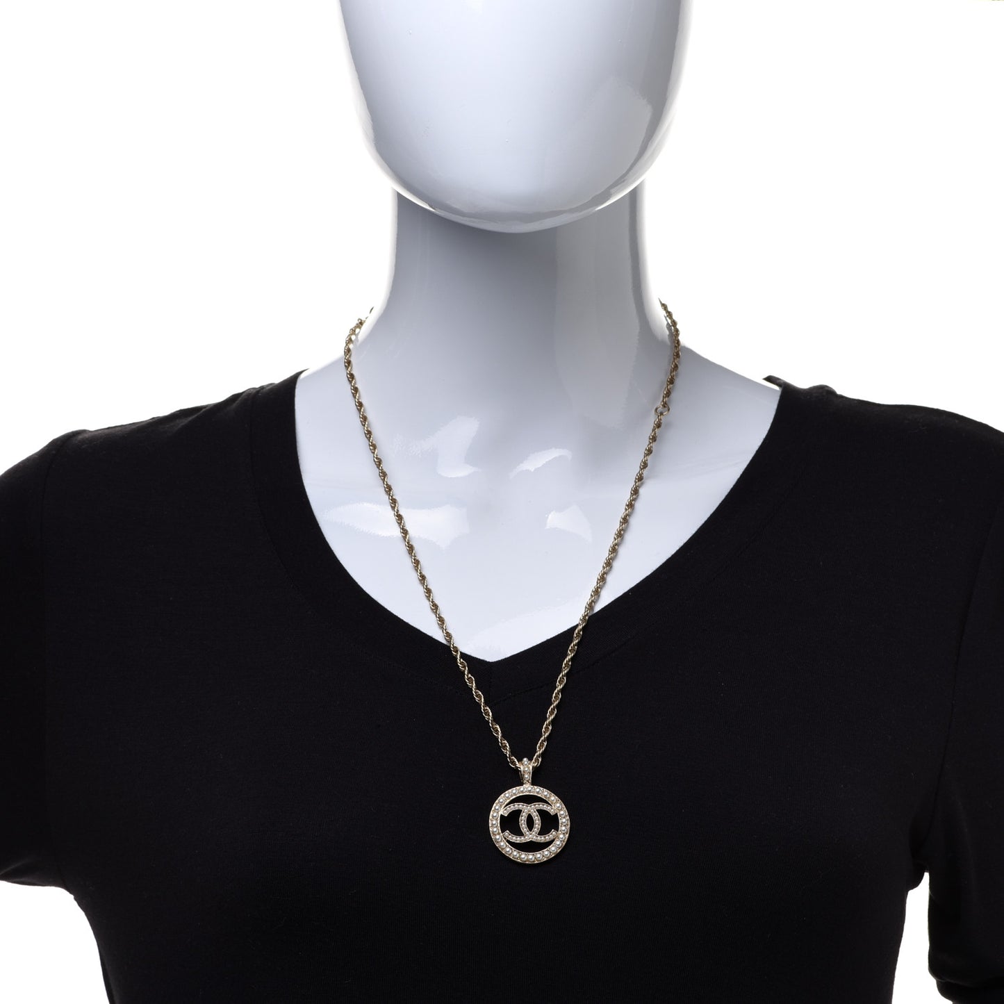 Pearl CC Round Pendant Necklace Gold