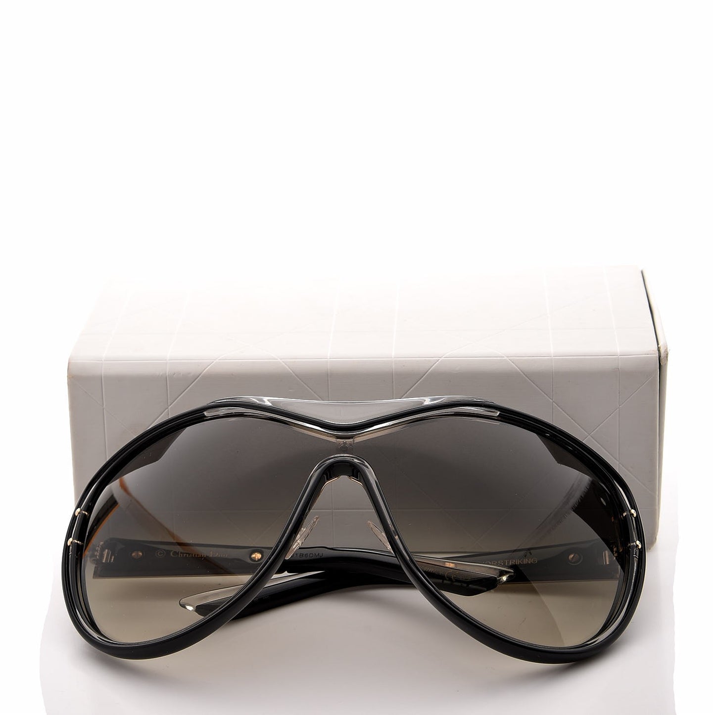 Striking Oversized Sunglasses Black