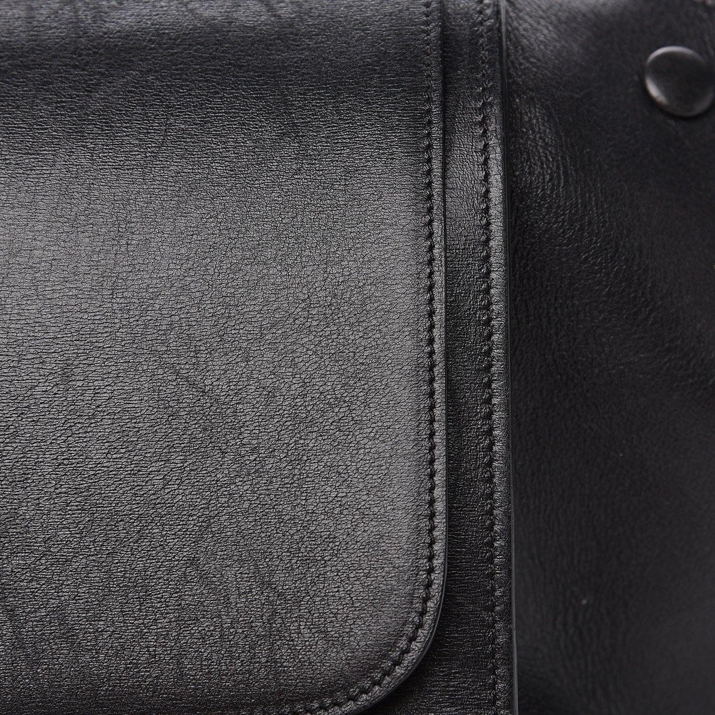 Smooth Calfskin Medium Trapeze Black