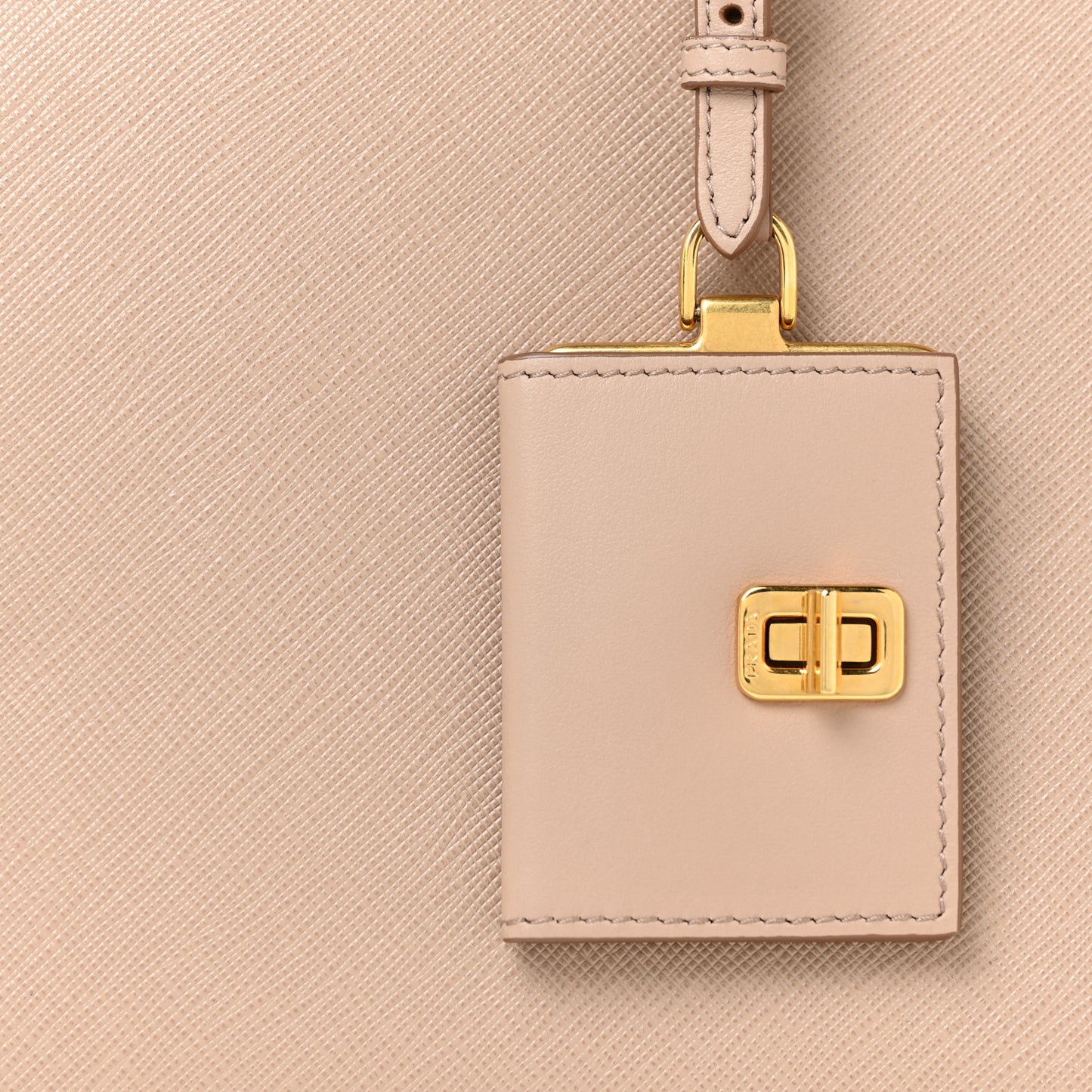 Saffiano City Calfskin Medium Esplanade Cammeo