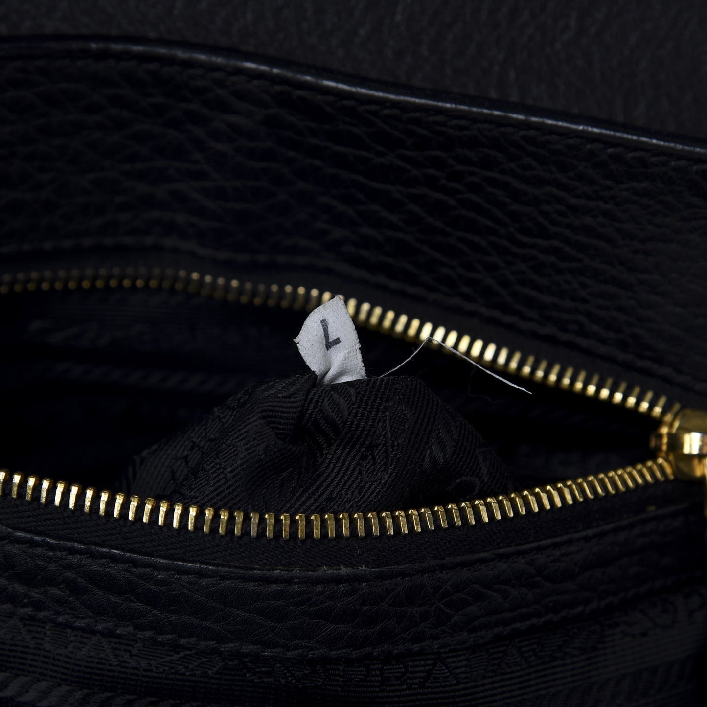 Vitello Daino Pushlock Shoulder Bag Black