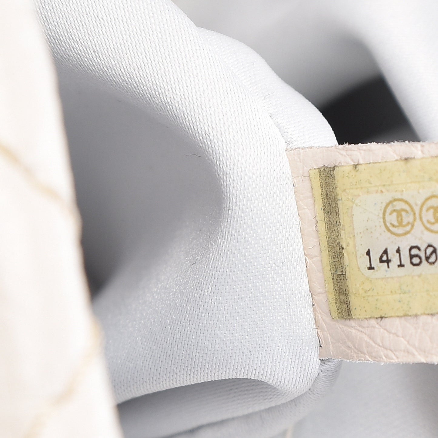 Glazed Calfskin XL On The Road Flap Ivory