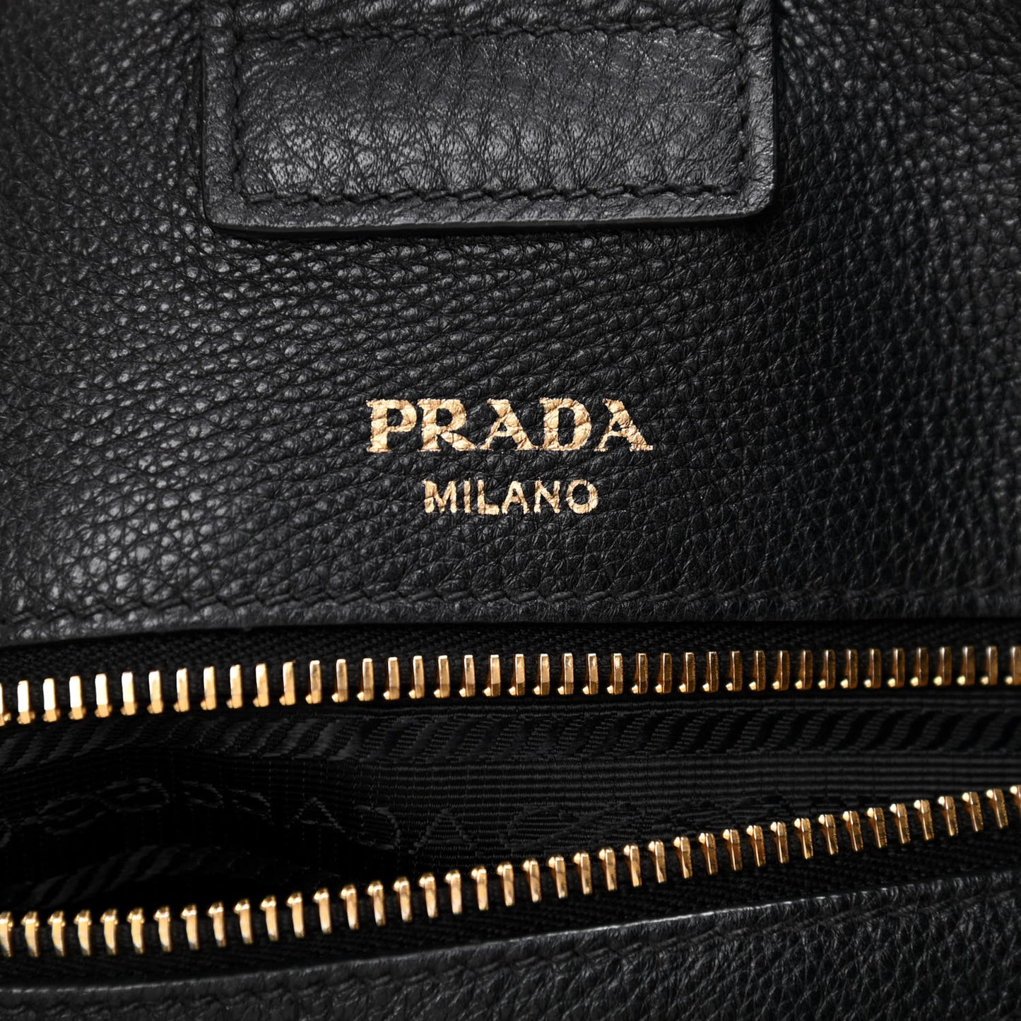 Vitello Daino Side Zip Tote Black