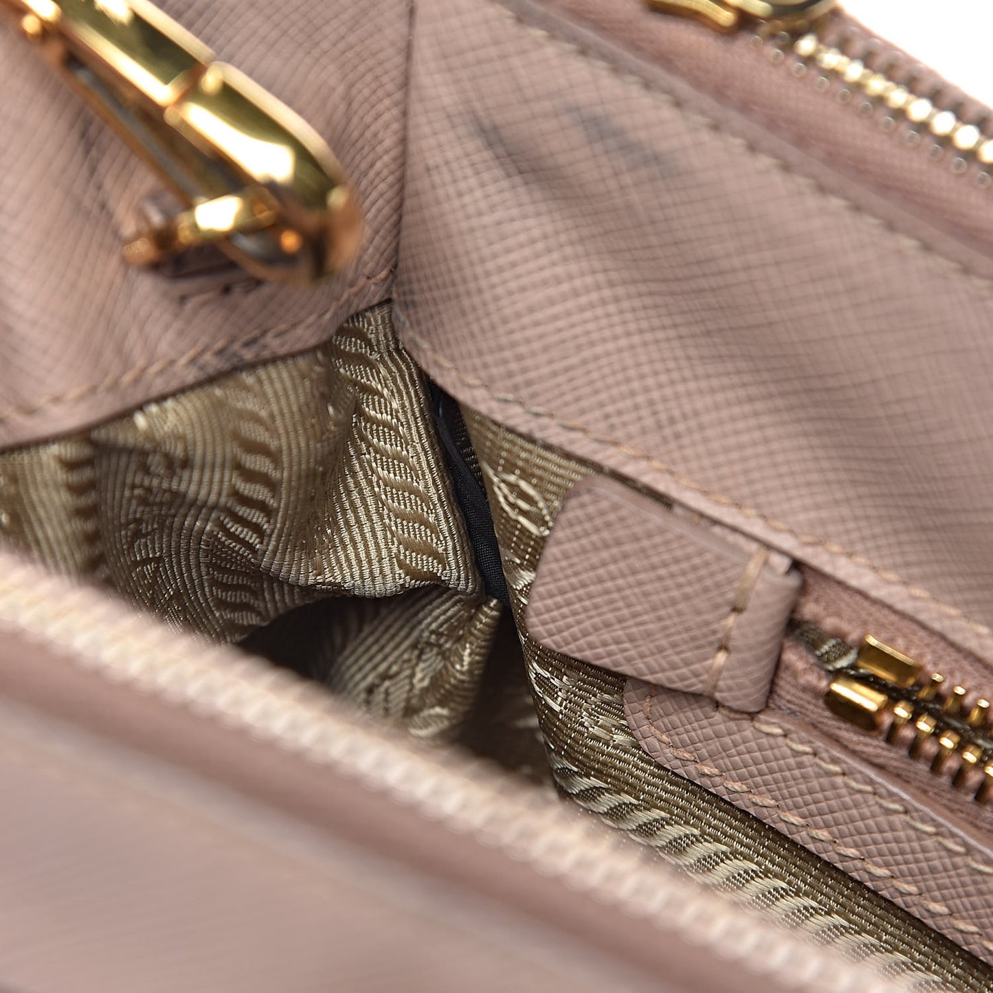 Saffiano Medium Galleria Double Zip Tote Cammeo
