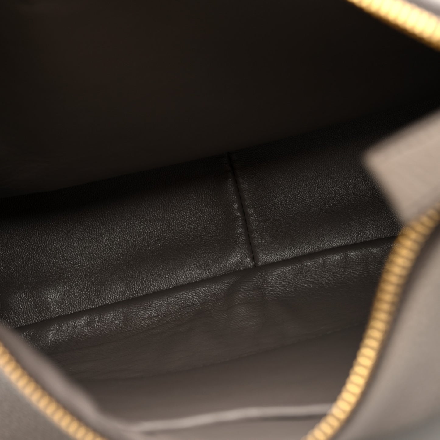 Vitello Daino Soft Large Zippered Messenger Hobo Argilla