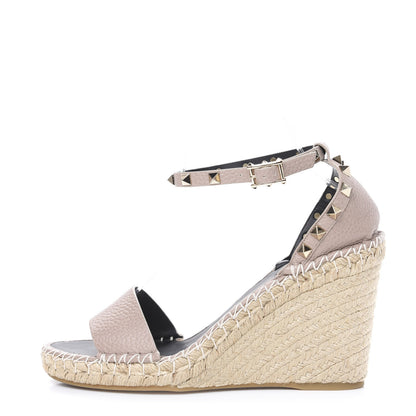 Valentino Garavani Grained Calfskin Rockstud Ankle Strap Espadrille 15/105mm Wedge Sandals 41 Poudre Natural 1 of 8