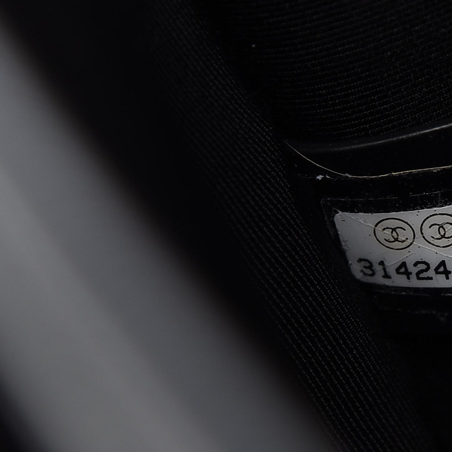Caviar Quilted Medium Messenger Flap Black