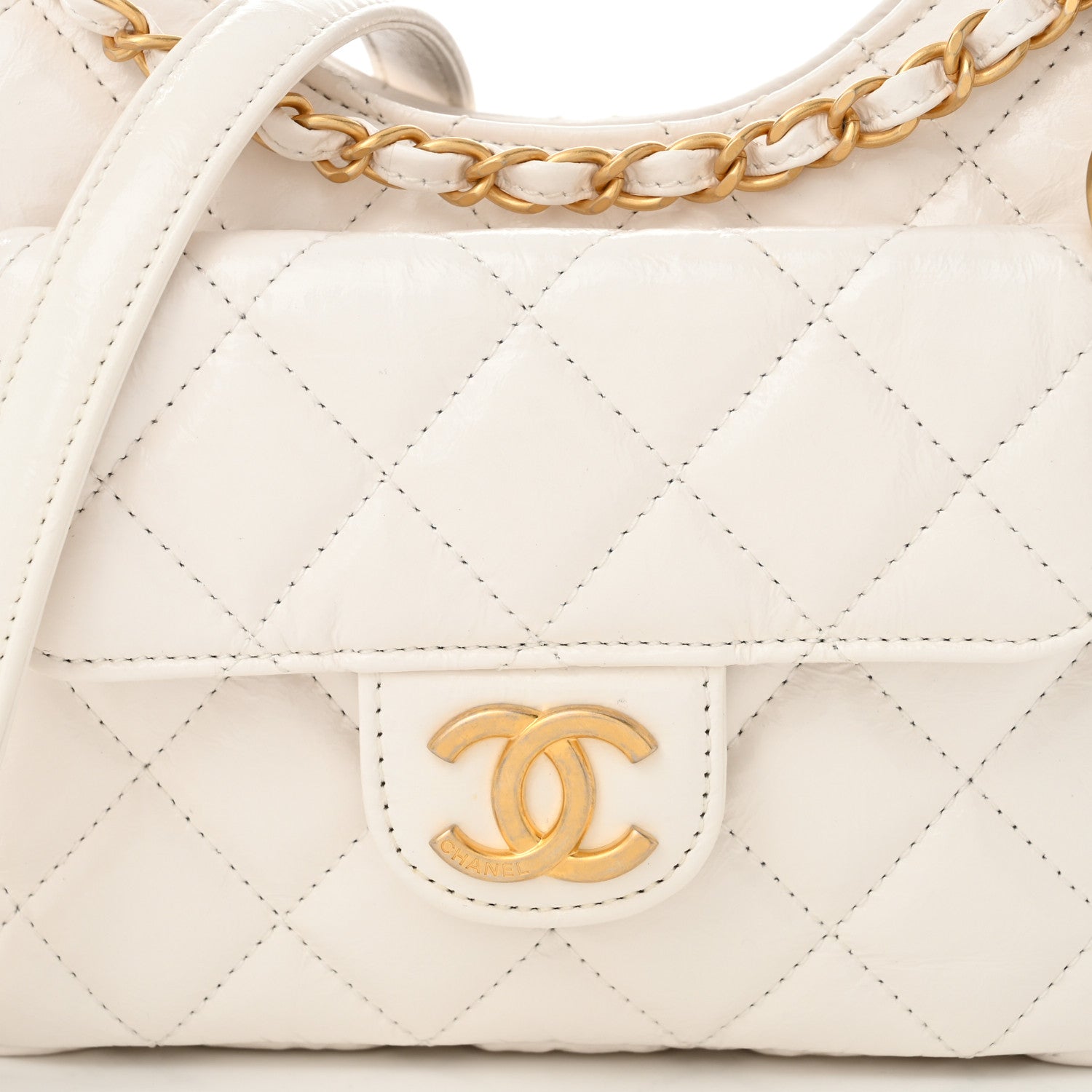 CHANEL ホワイトベージュ キルティングバッグ Chanel Shiny Crumpled Calfskin Quilted Small Wavy CC Hobo White