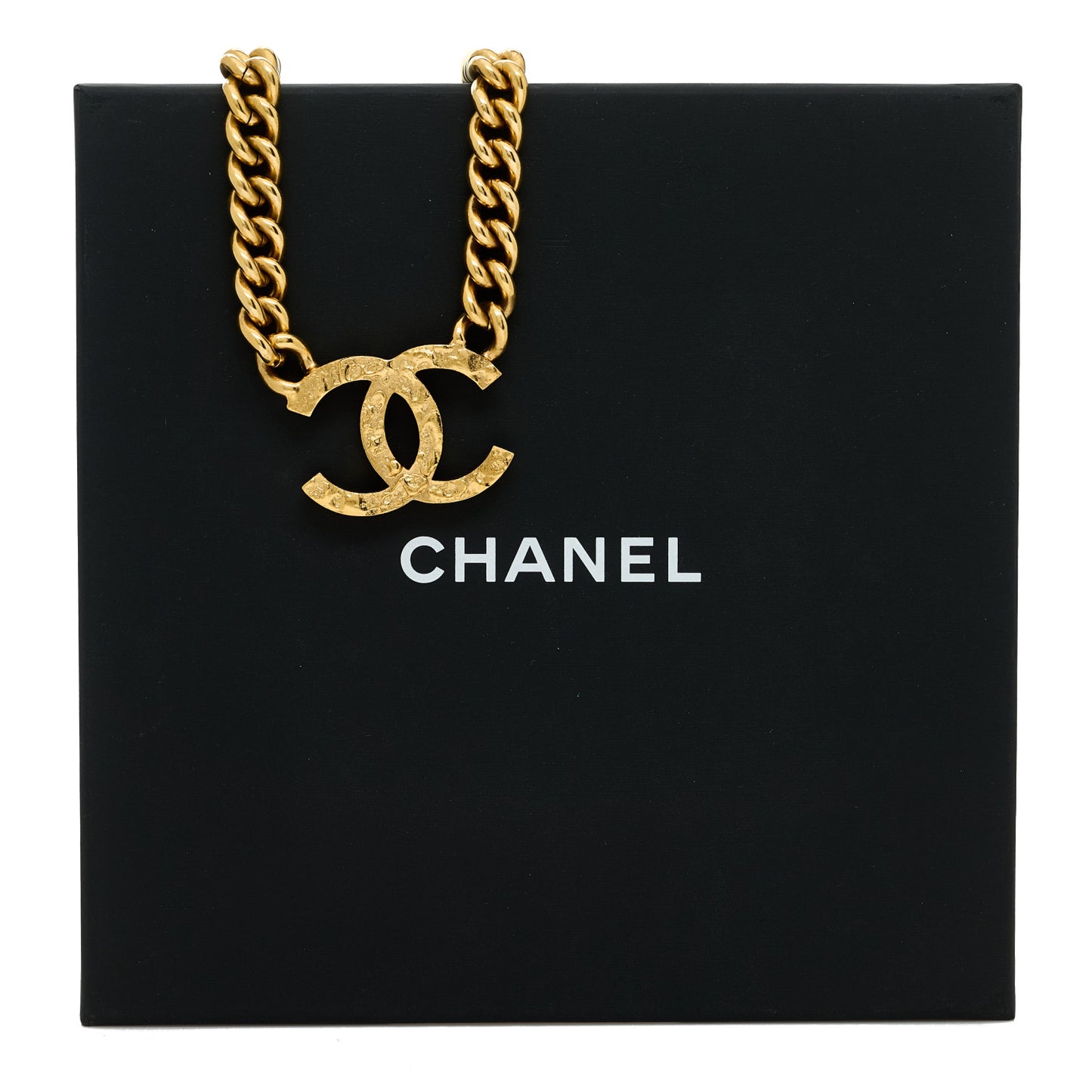 Metal Textured CC Short Chain Pendant Necklace Gold