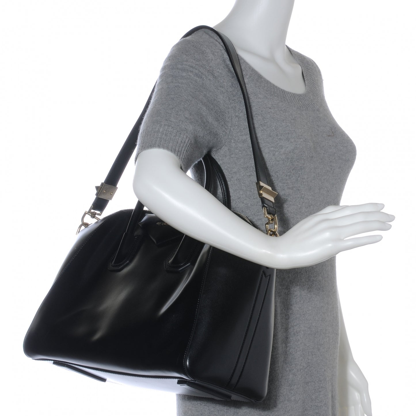 Smooth Calfskin Medium Antigona Black