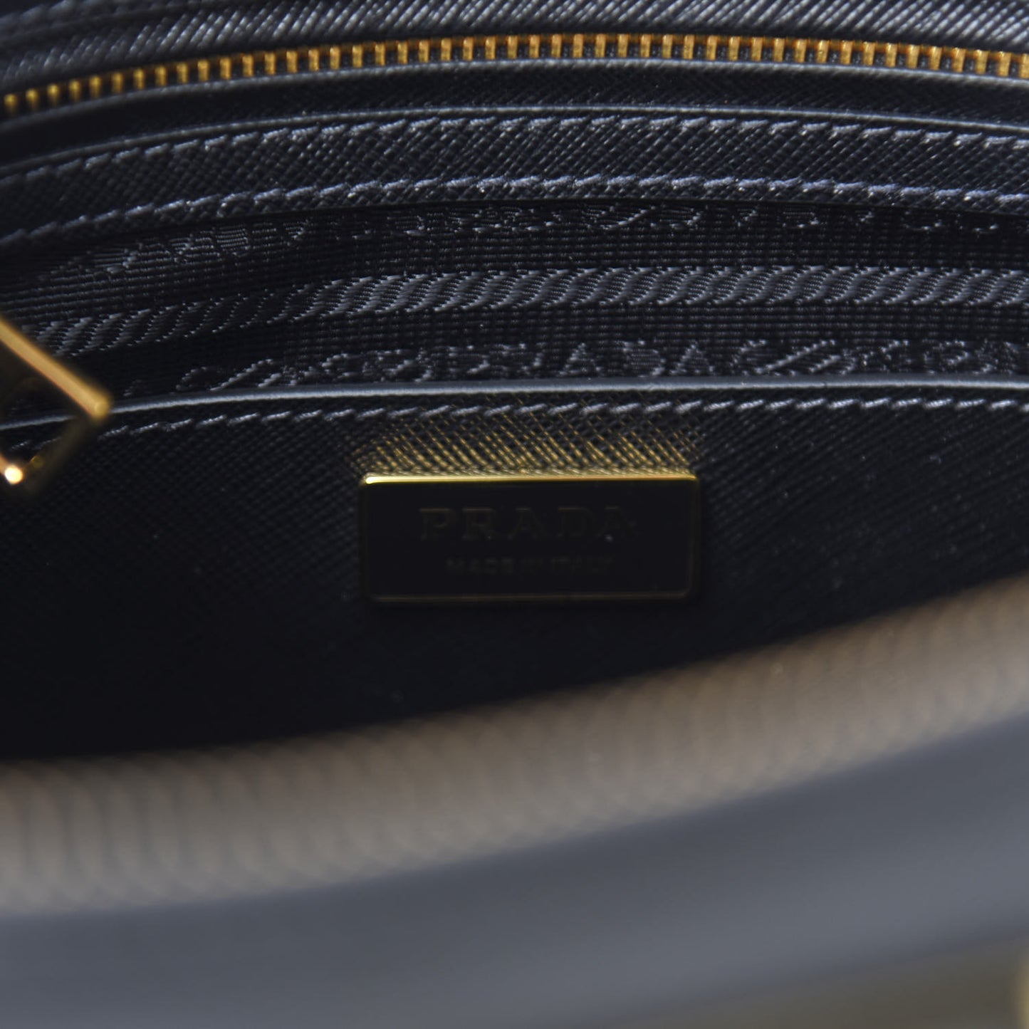 Saffiano Medium Galleria Double Zip Tote Black
