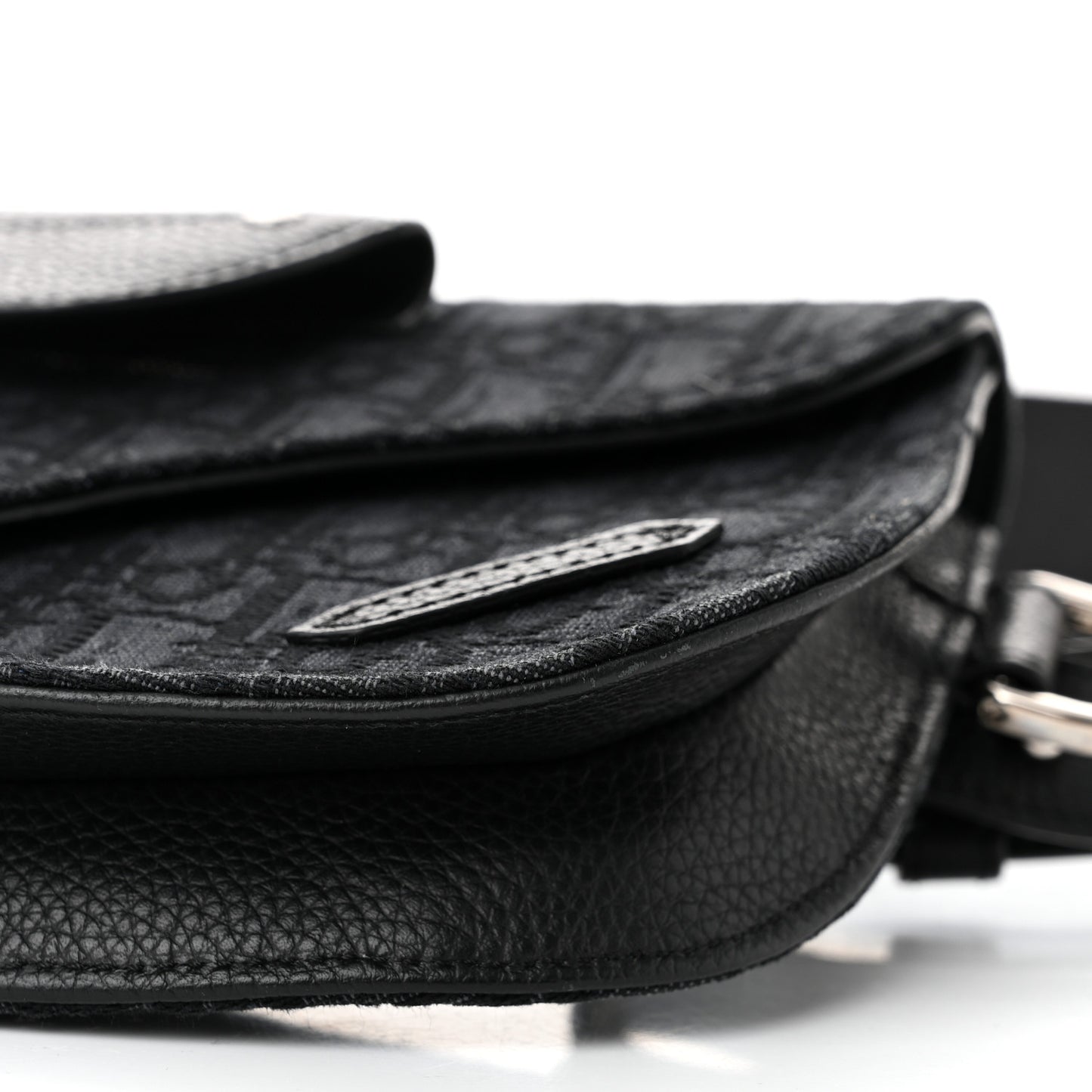 Oblique Saddle Messenger Pouch Black