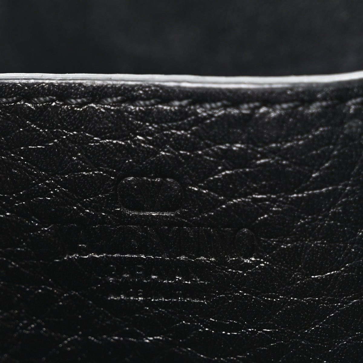 Pebbled Calfskin Monochrome Medium Rockstud Flip Lock Crossbody Bag Black