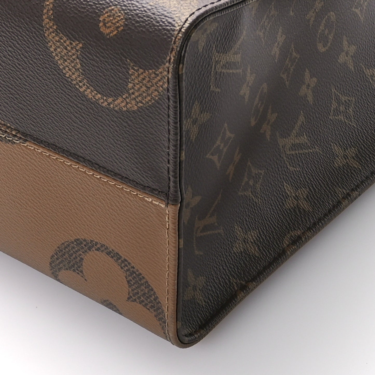 Reverse Monogram Giant Onthego MM