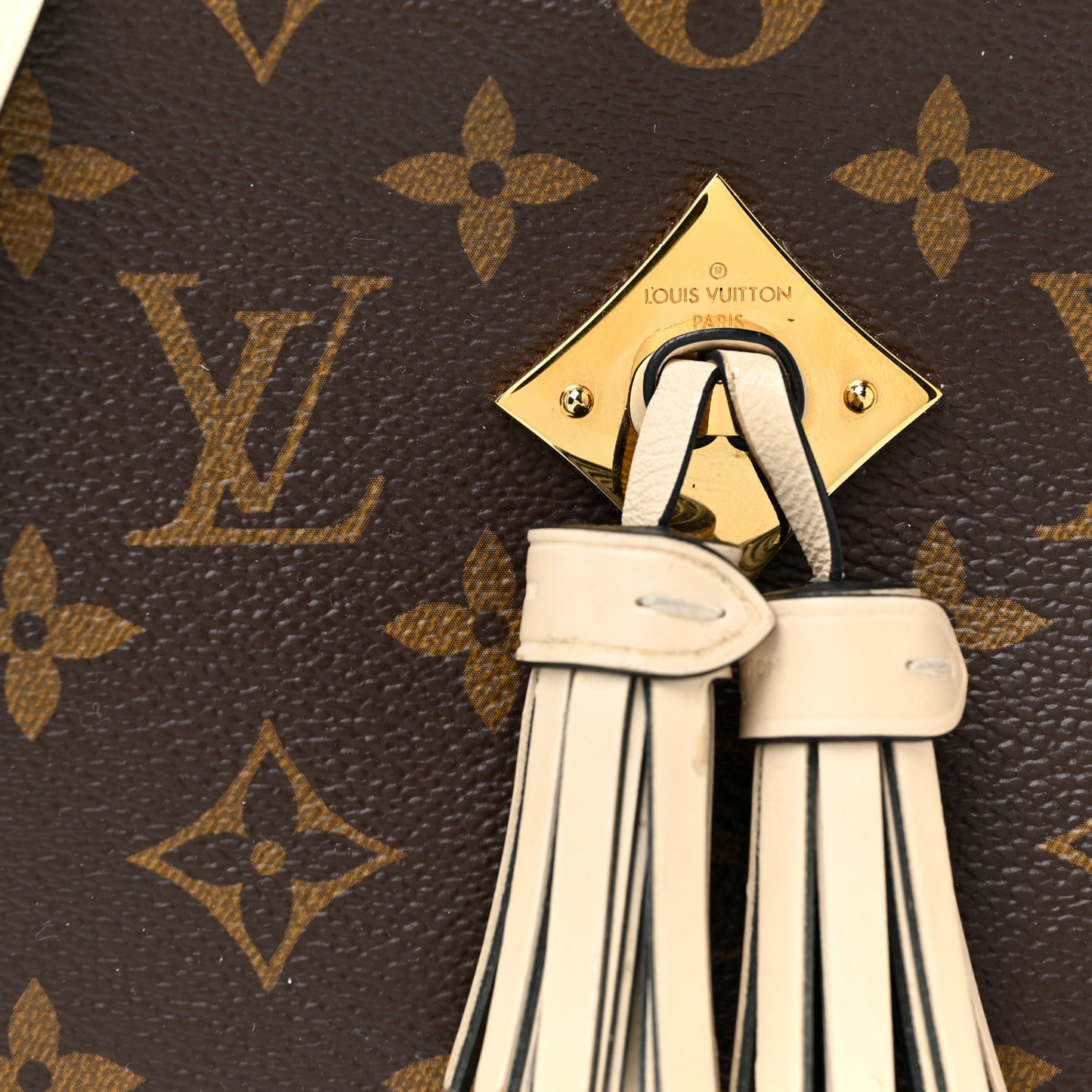 Monogram Saintonge Creme