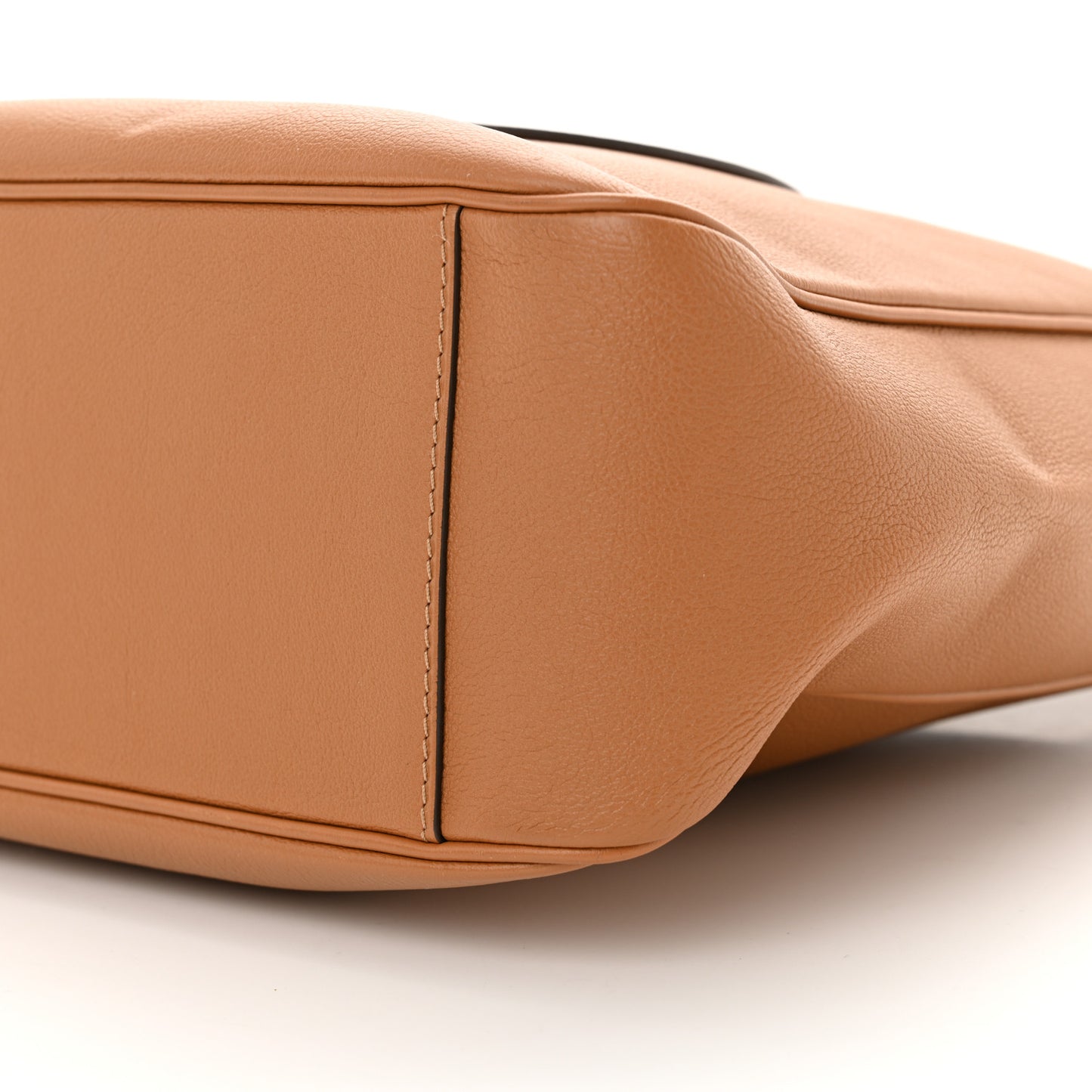 Grained Calfskin Pin Surpique Bucket Vegetal Ivory