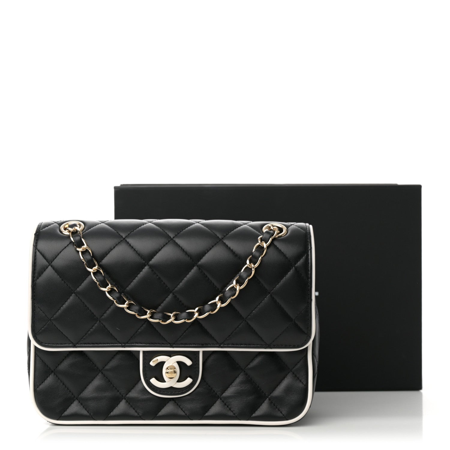 CHANEL ブラック キルティング フラップバッグ Chanel Lambskin Quilted Resin Graphic Frame Flap Bag Black White