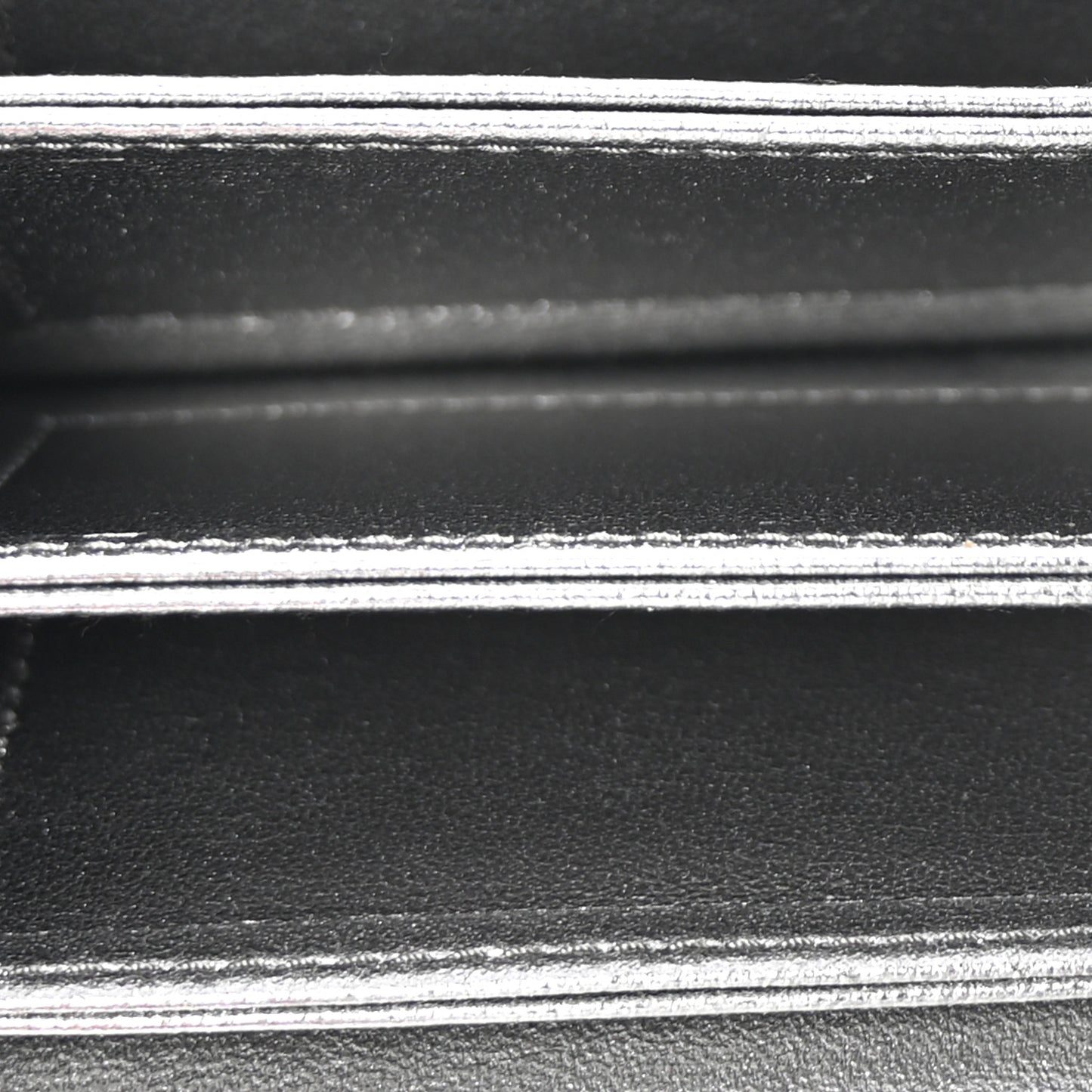 Metallic Saffiano Triangle Accordion Card Case with Chain Cromo