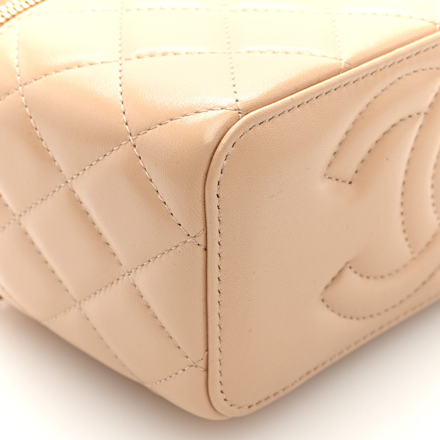 Shiny Lambskin Pearl Quilted Small Vanity Case With Chain Beige
