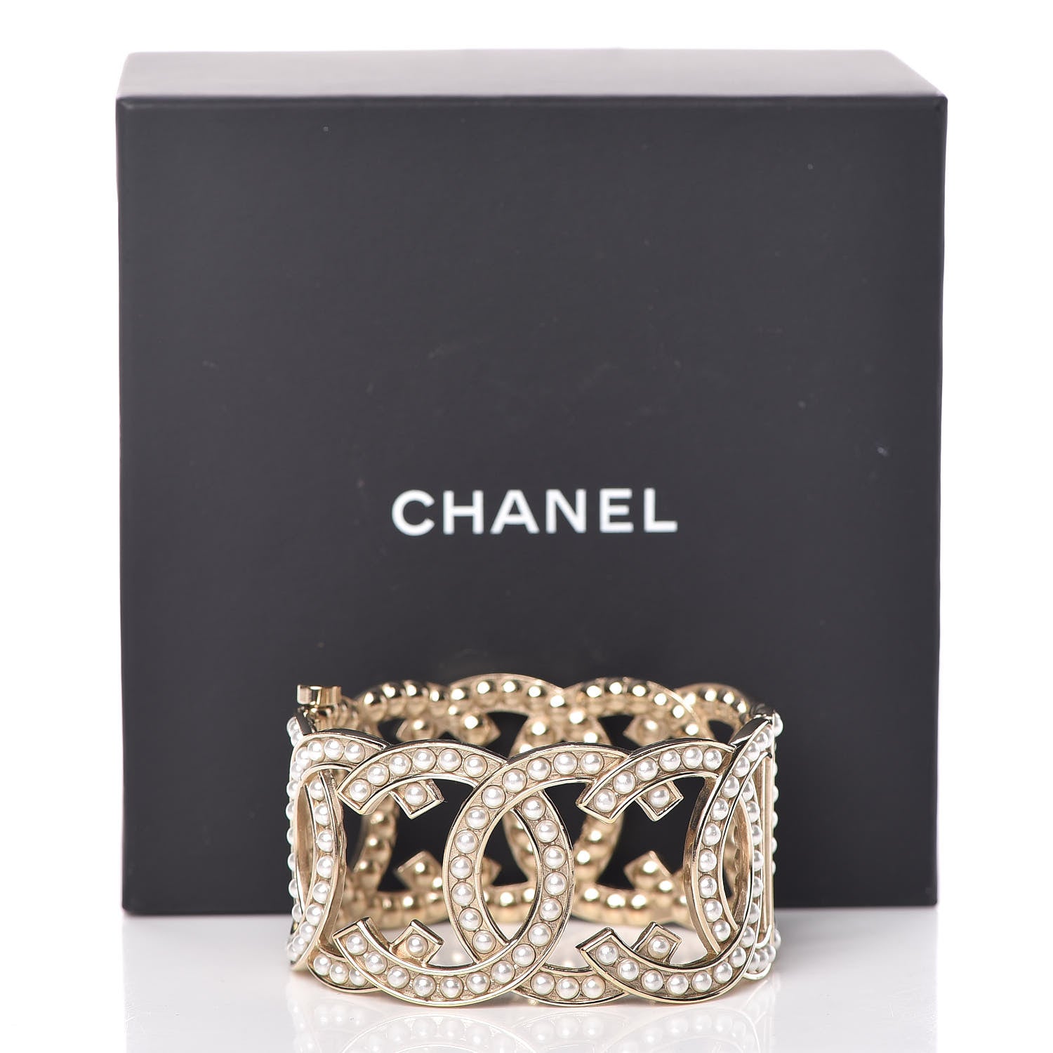 Chanel Pearl CC Cuff Gold 6 of 6