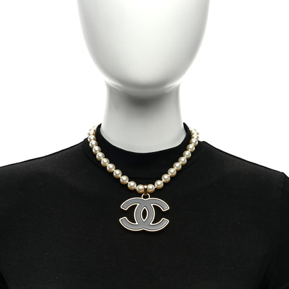 Chanel Pearl Resin CC Short Necklace Gold Black 2 of 5
