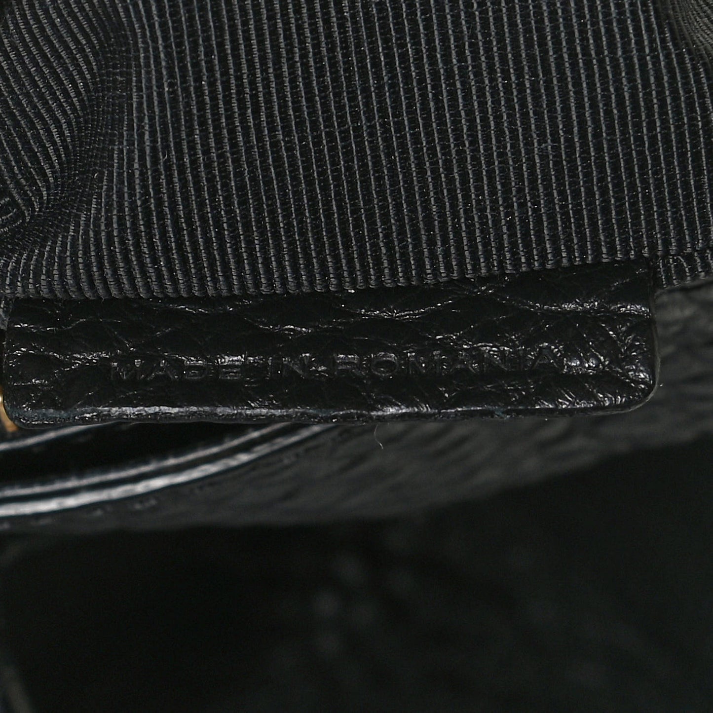 Signature Grain Medium Dewsbury Tote Black