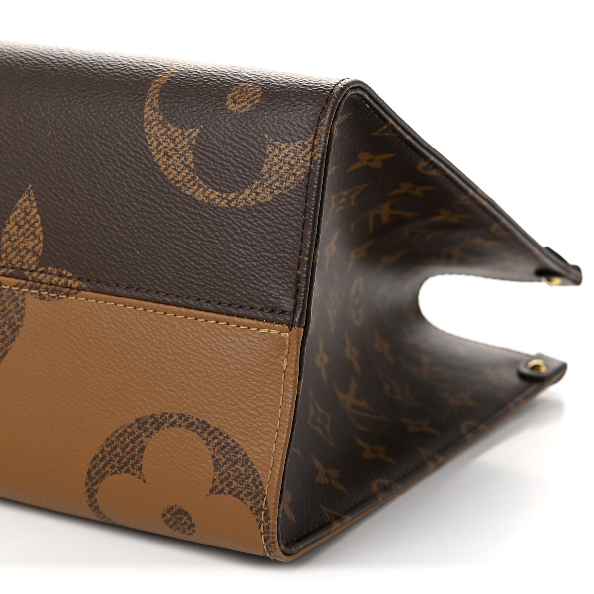 Reverse Monogram Giant Onthego MM