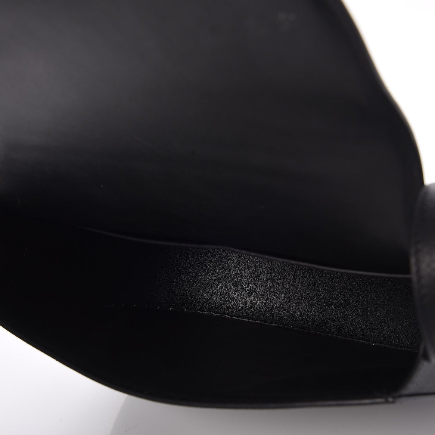 Grained Calfskin Medium Trotteur Black