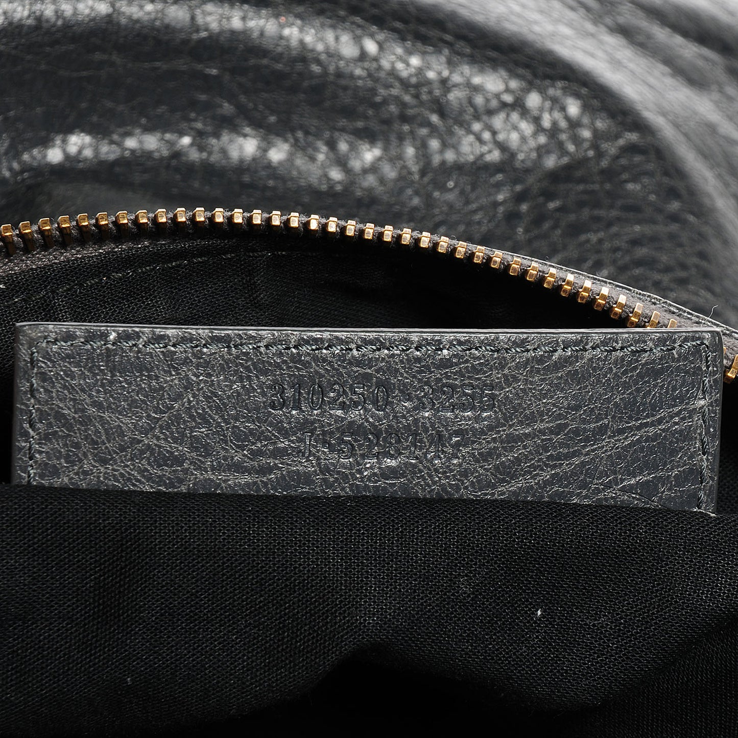 Agneau Classic Hardware Flat Crossbody Gris Tarmac