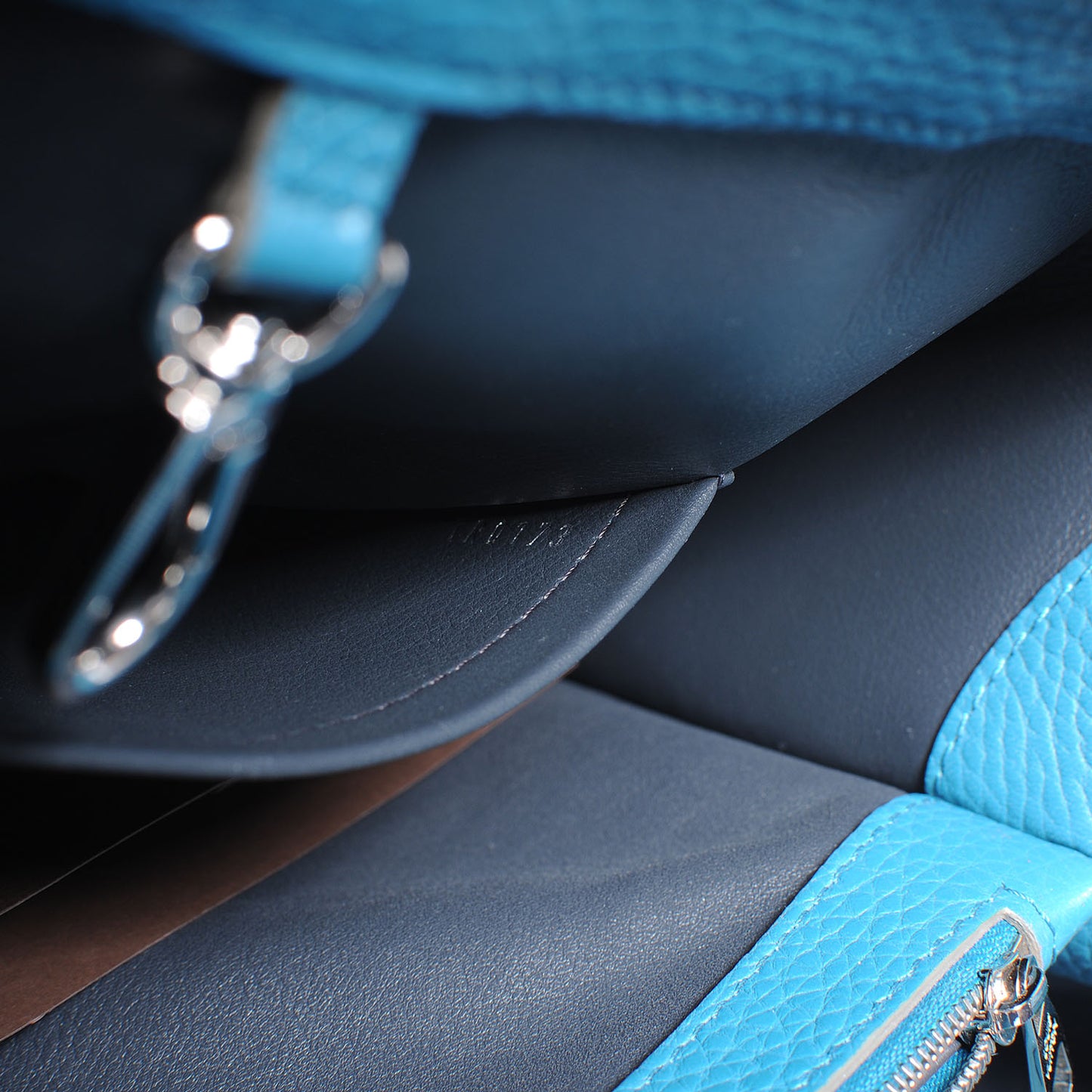 Taurillon Capucines MM Bleu Canard