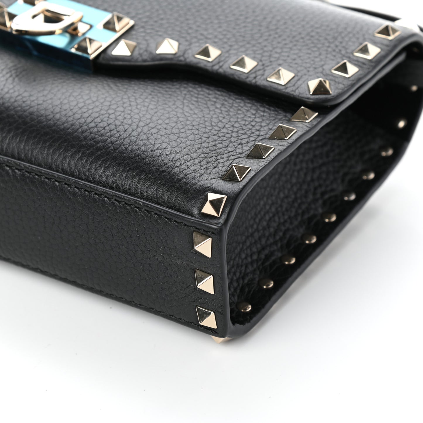 Pebbled Calfskin Medium Rockstud Flip Lock Crossbody Bag Black