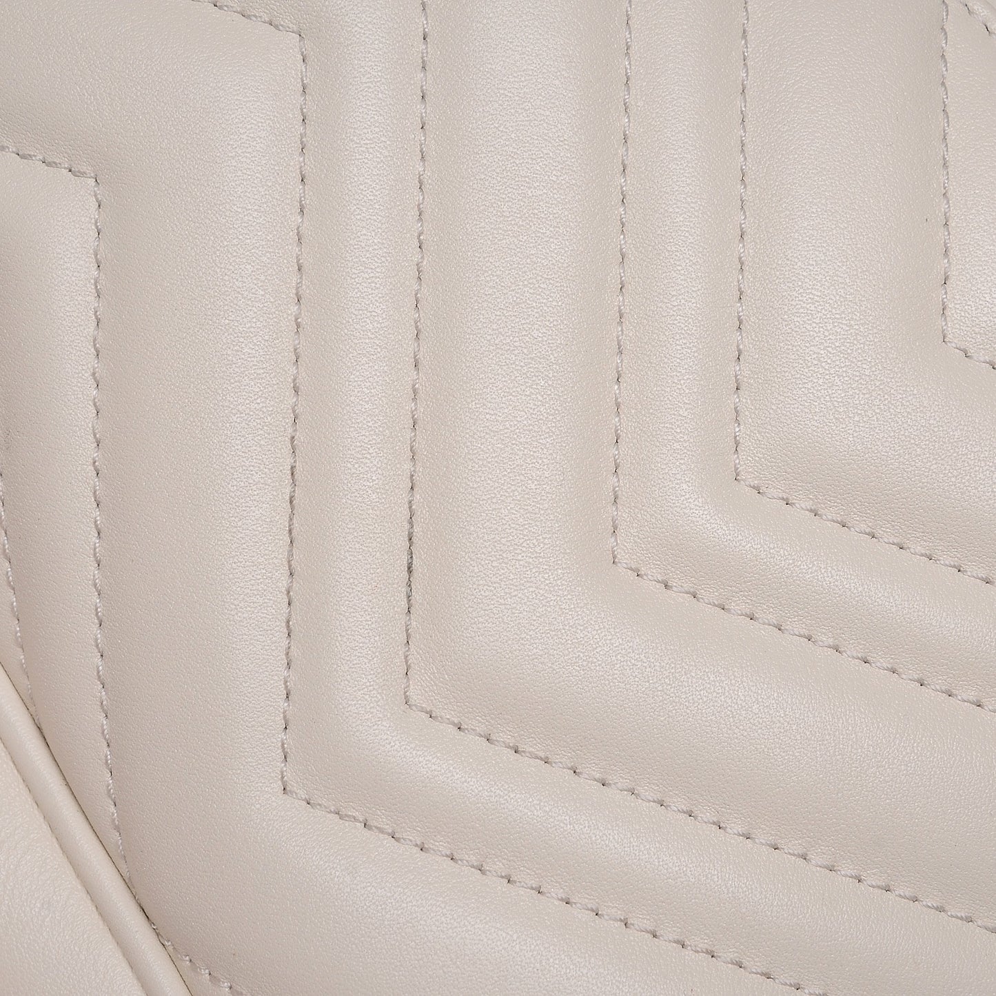 Calfskin Matelasse Medium GG Marmont Chain Shoulder Bag Mystic White