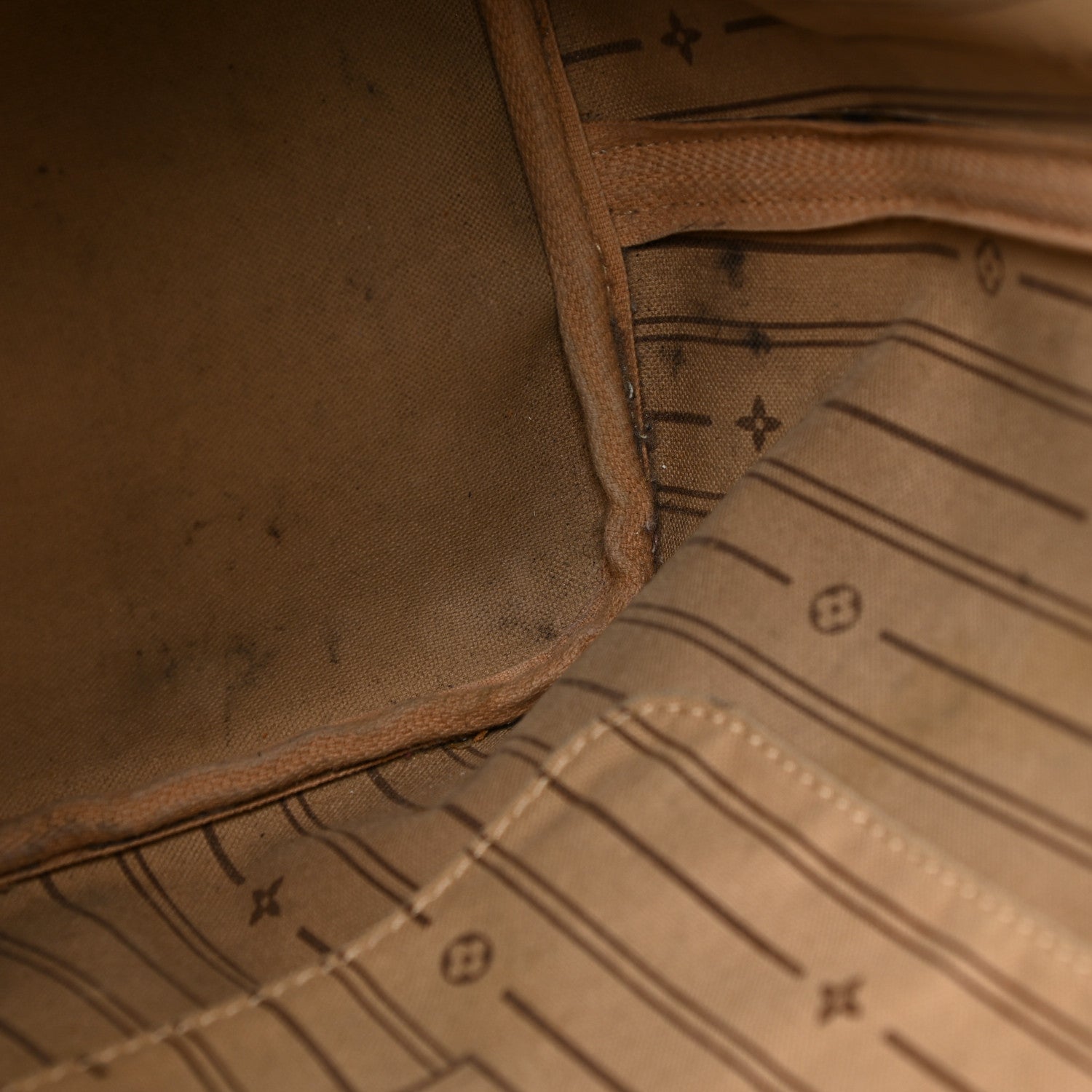 Louis Vuitton Monogram Neverfull MM 11 of 32