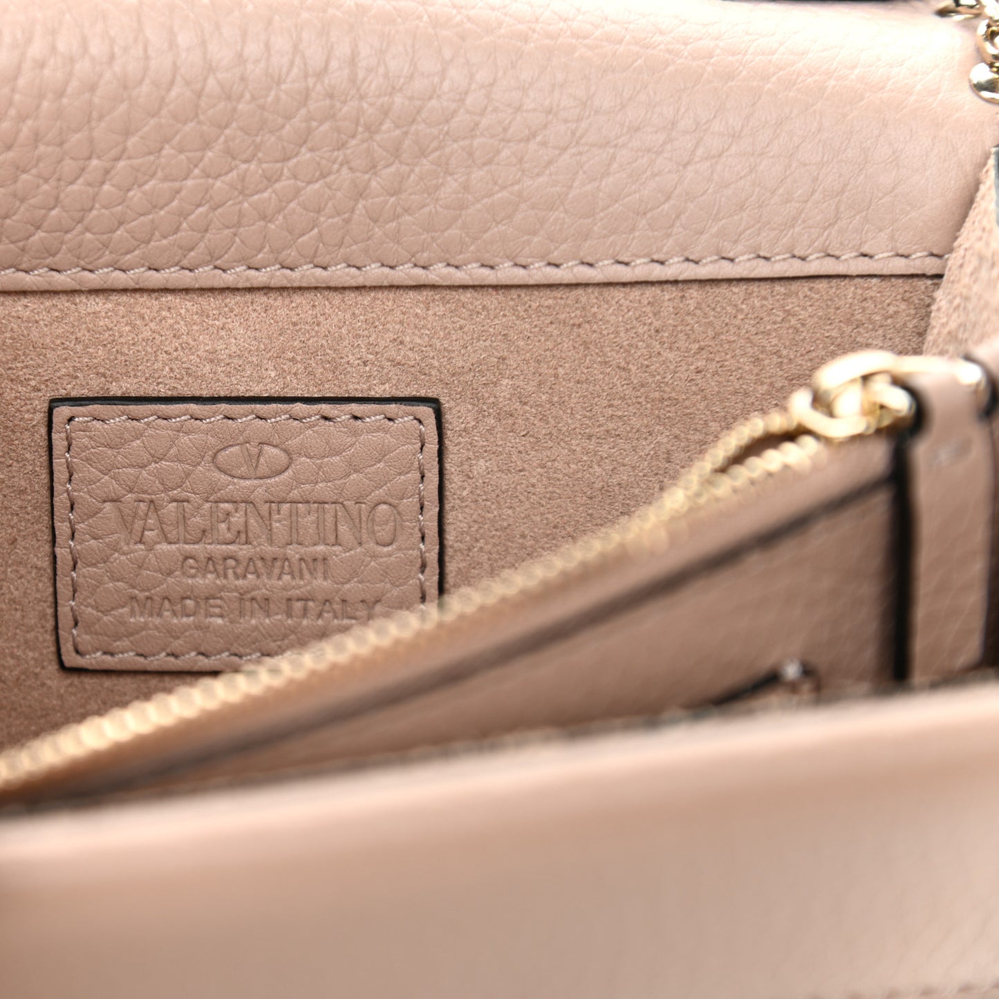 Pebbled Calfskin Rockstud Wallet On Chain Poudre