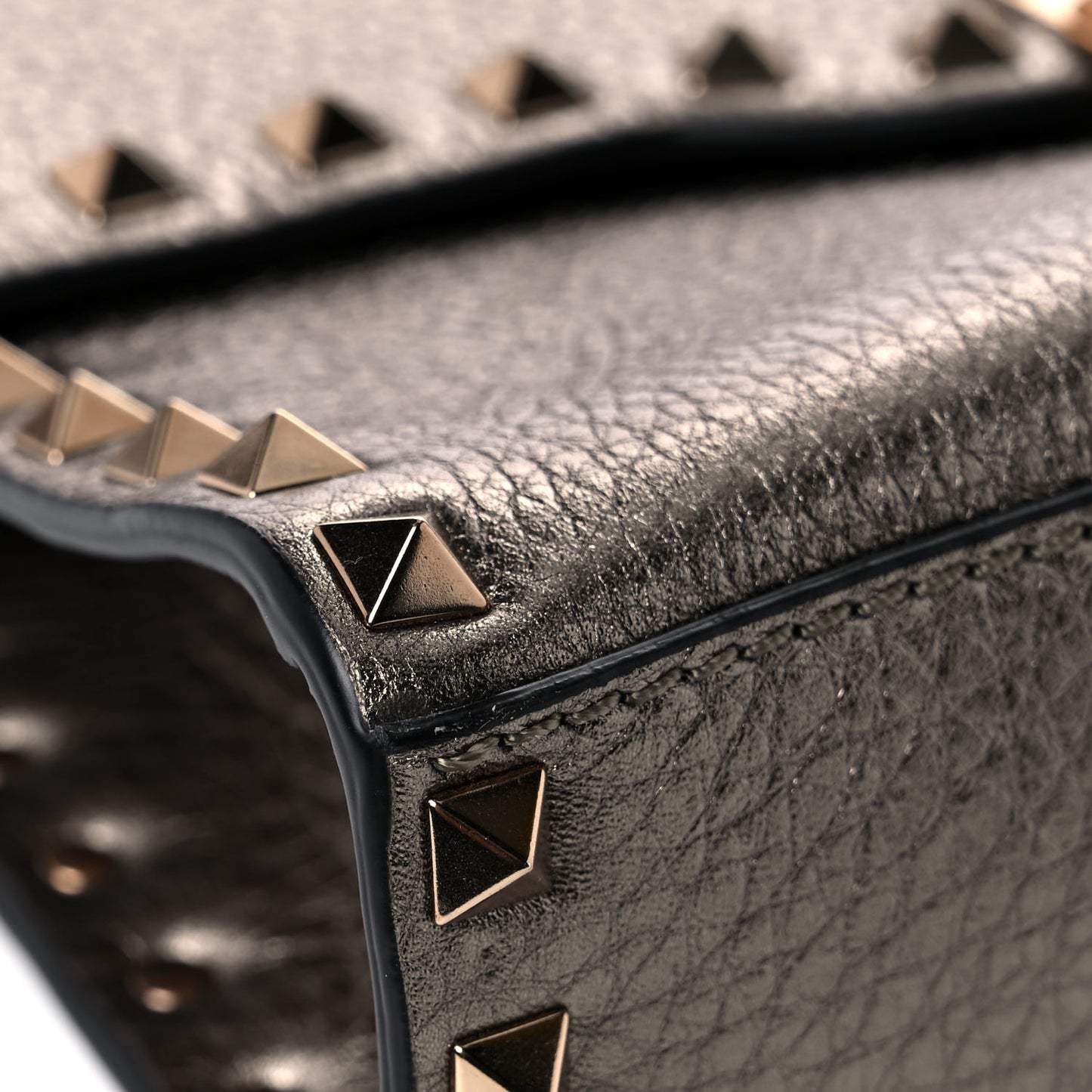 Metallic Pebbled Calfskin Medium Rockstud Flip Lock Crossbody Bag Sasso