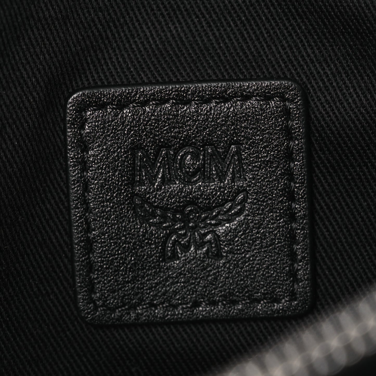 Visetos Medium Patricia Wallet On Chain Black