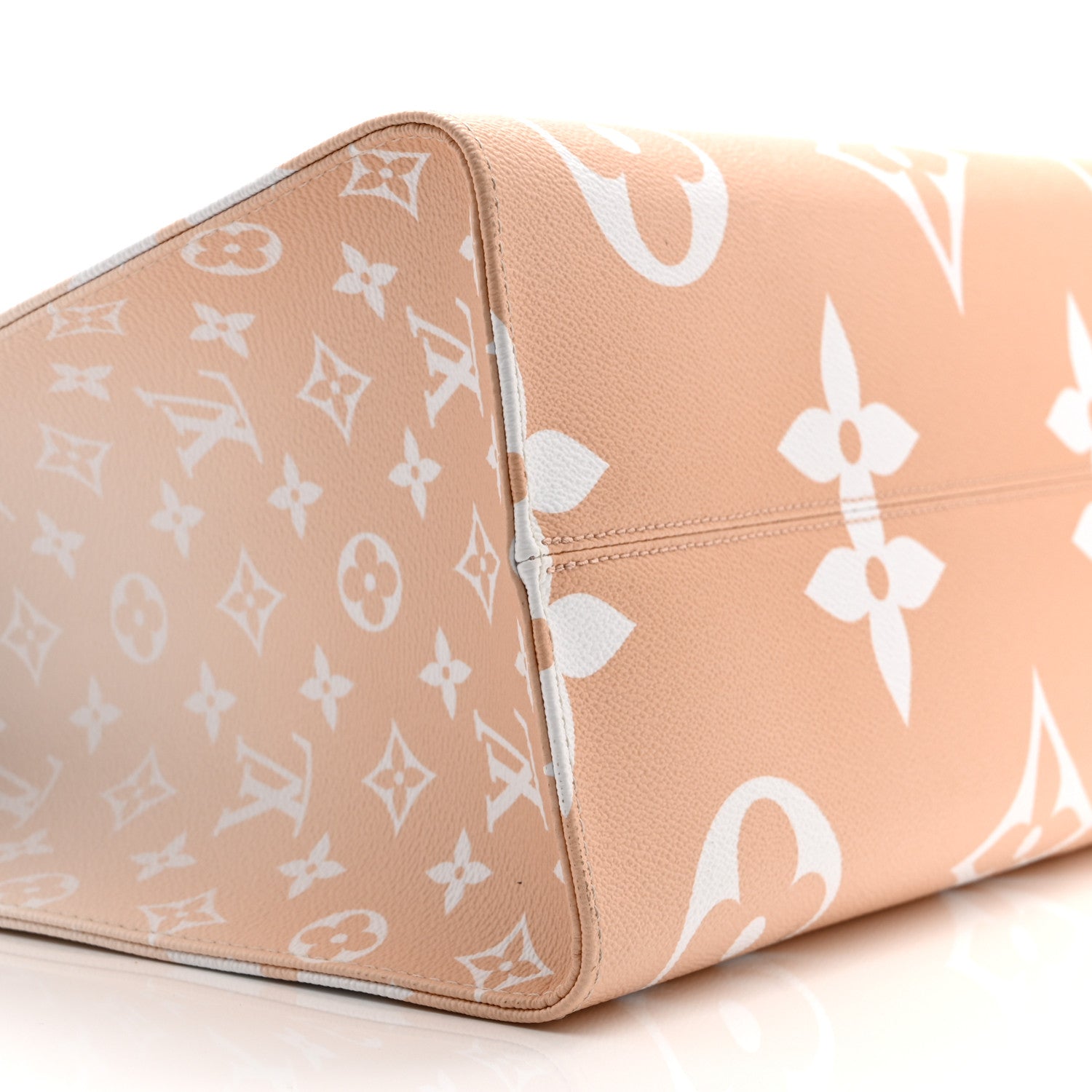 Louis Vuitton Monogram Giant By The Pool Onthego GM Brume 7 of 8