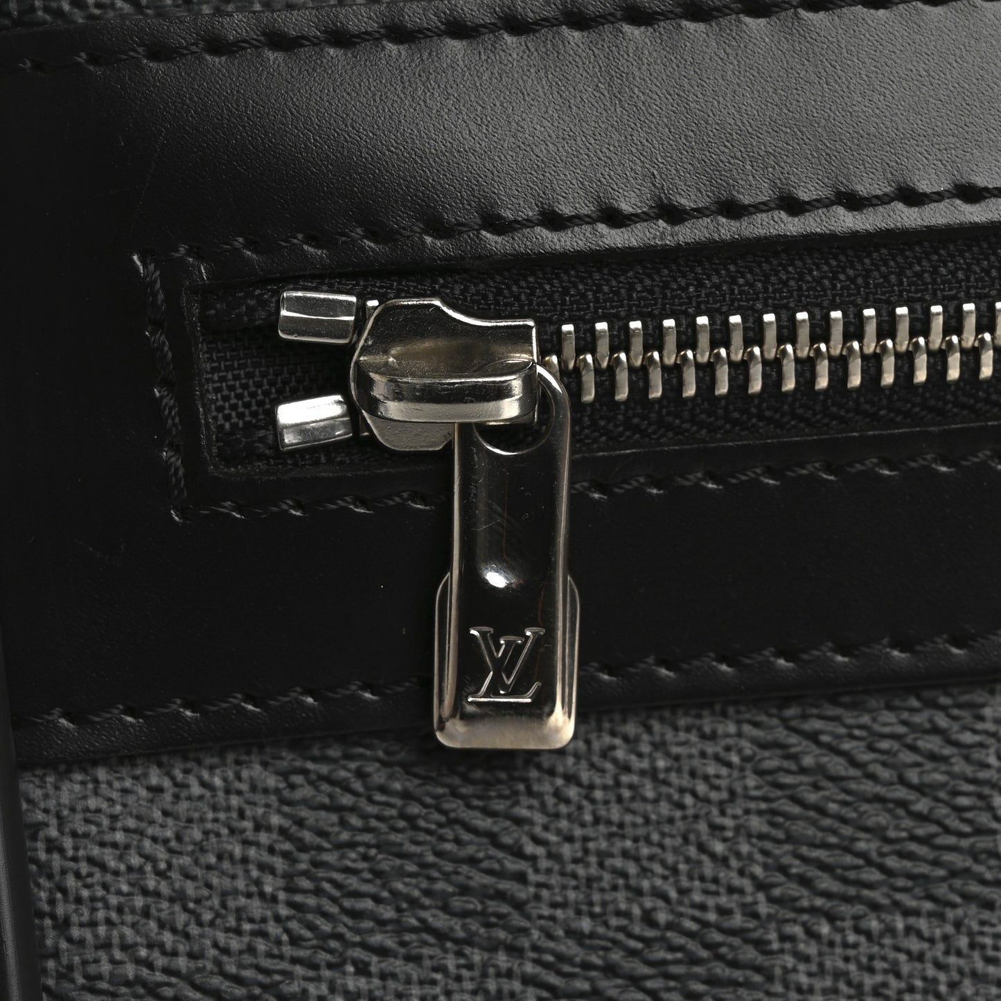 Damier Graphite Pegase 45