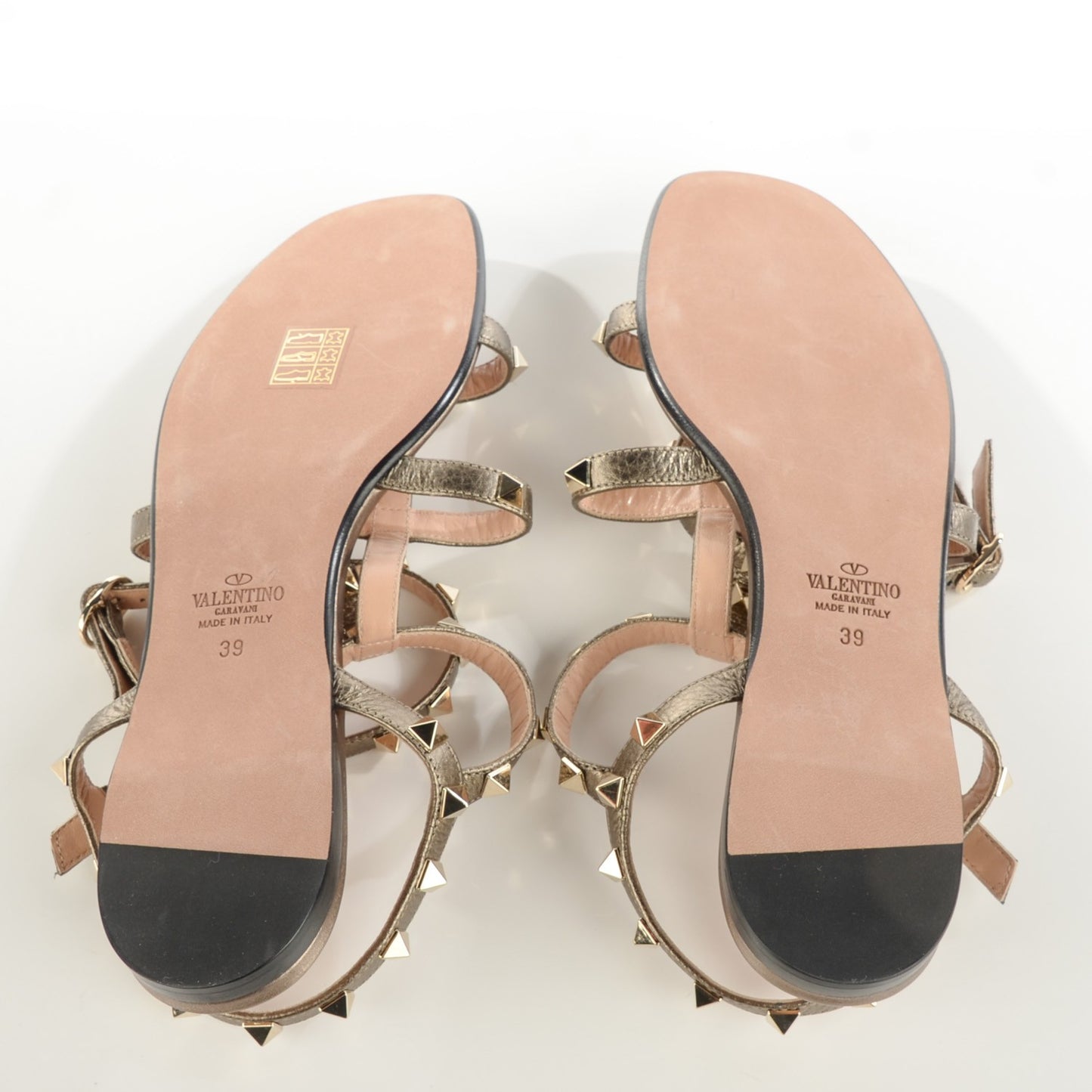 Metallic Pebbled Calfskin Rockstud Gladiator Flat Sandals 38.5 Sasso