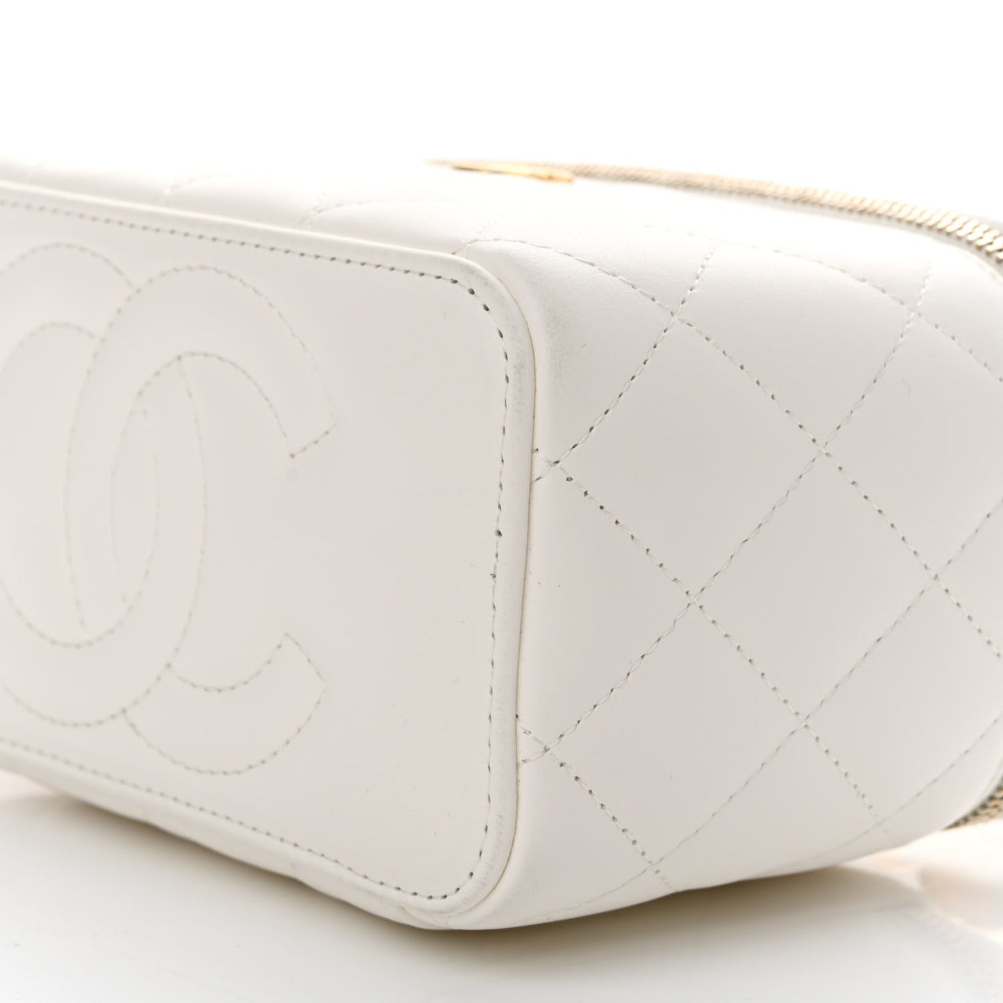 Lambskin Quilted Pearl Crush Small Vanity Case With Chain White
