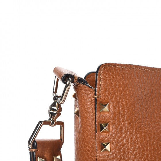 Pebbled Calfskin Large Rockstud Flip-Lock Messenger Bag Light Cuir