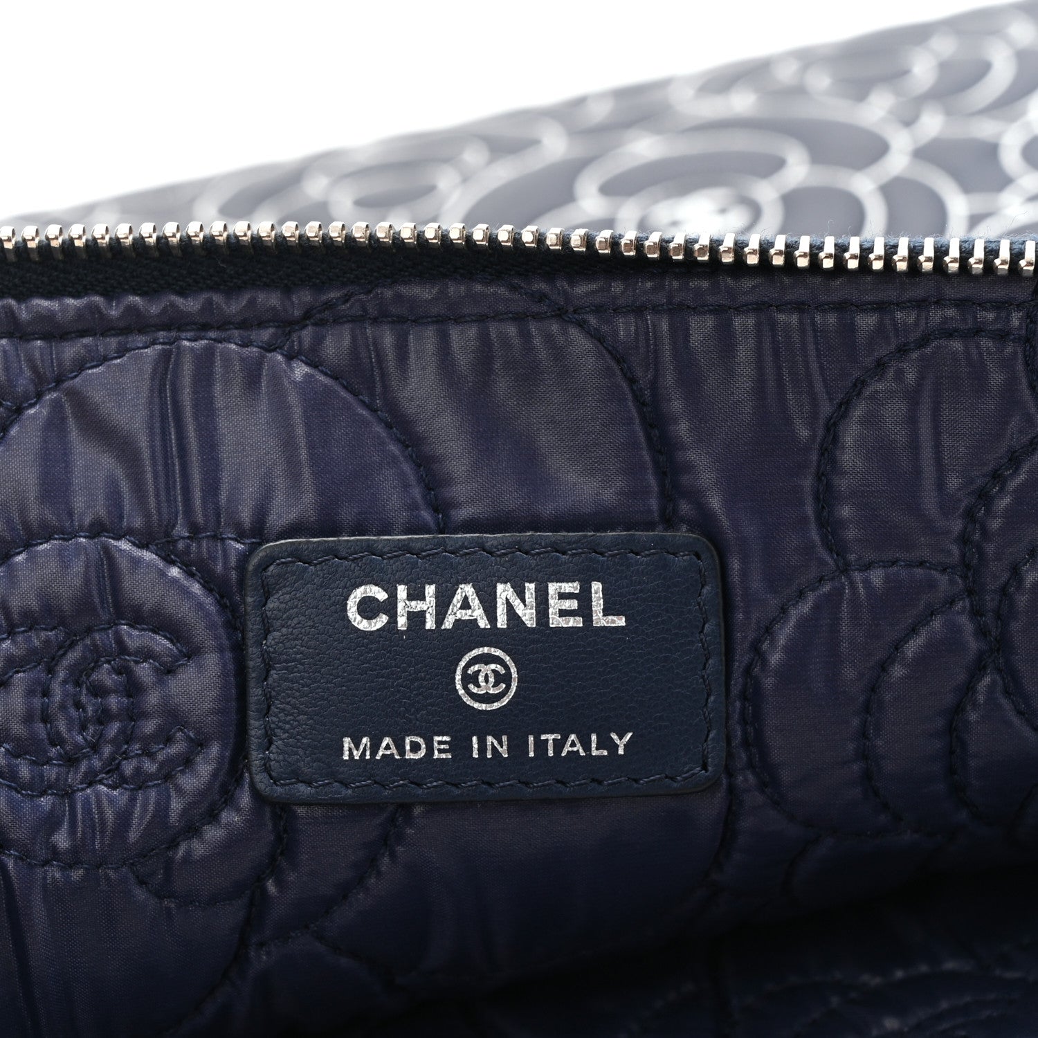 CHANEL カメリアデザイン ケース Chanel Lambskin Camellia Embossed Large Cosmetic Case Navy Silver