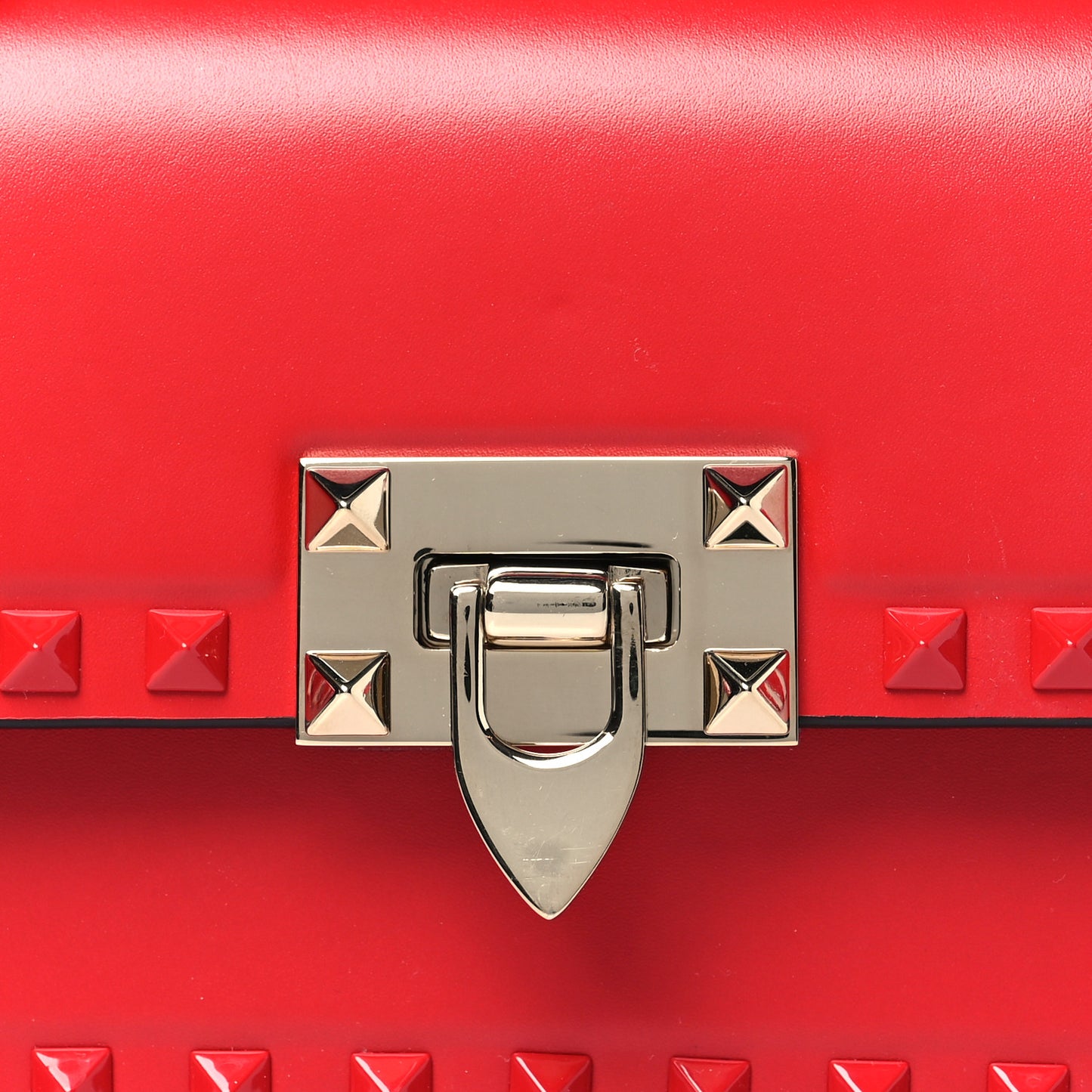 Smooth Calfskin Enamel Tonal E/W Rockstud23 Shoulder Bag Rouge Pur