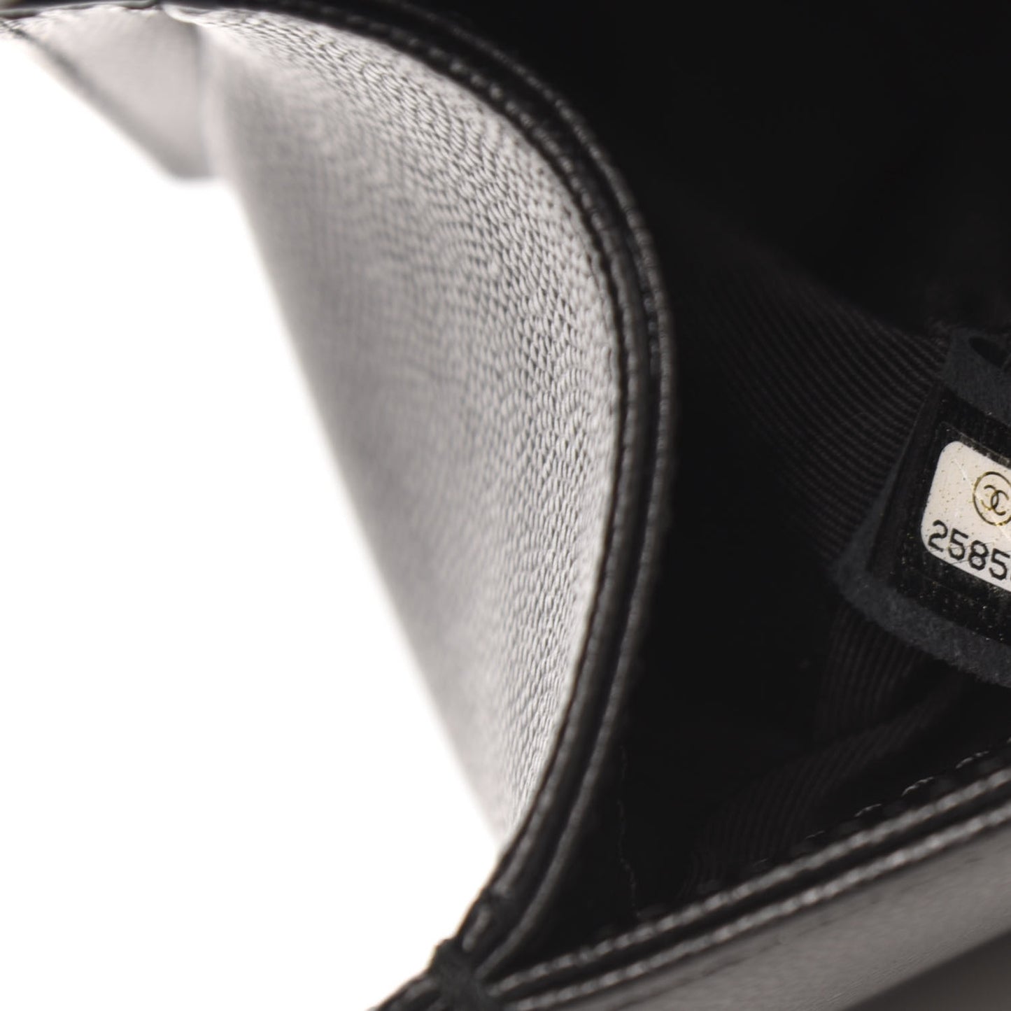 Caviar Quilted Medium Boy Flap Black