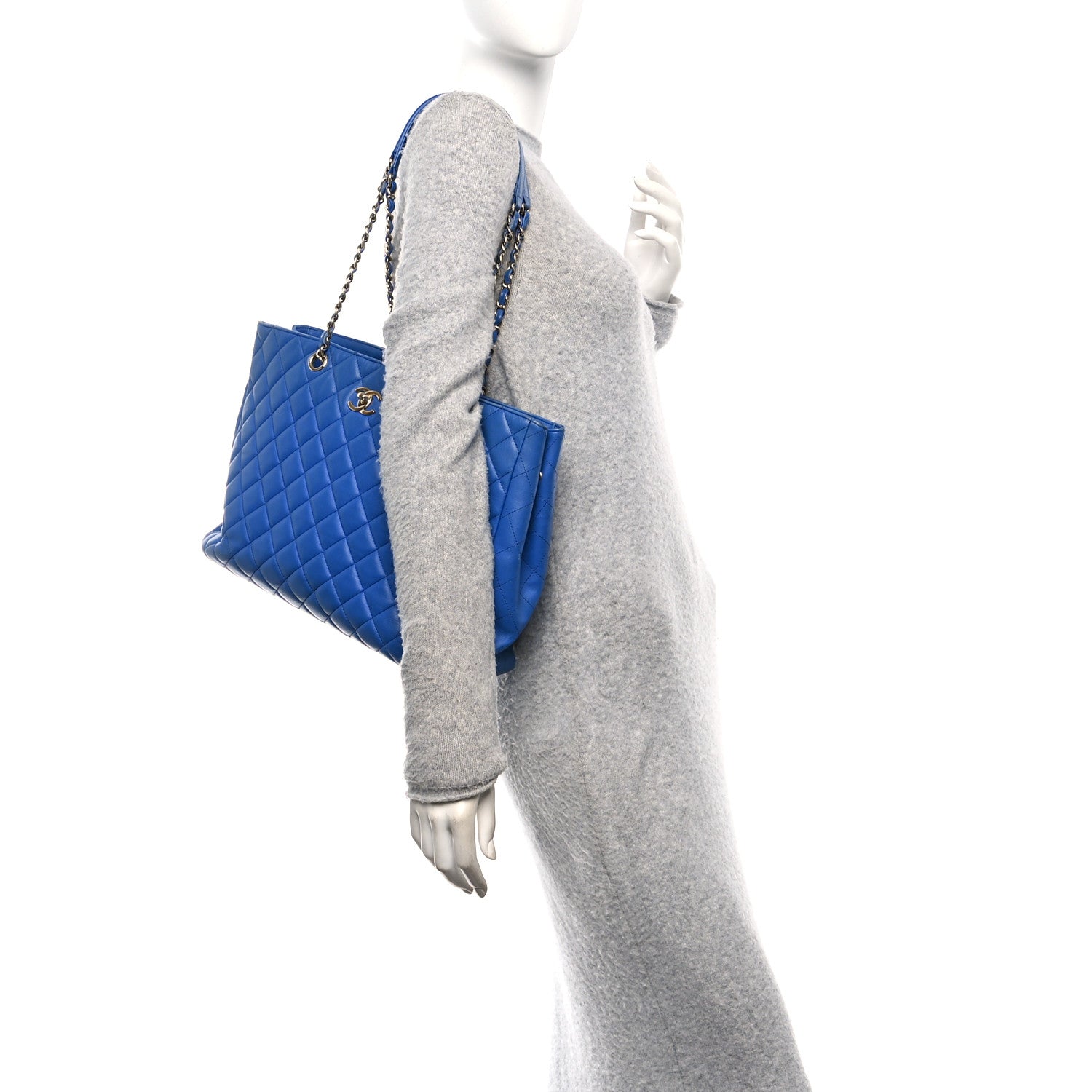 CHANEL ブルーキルティングバッグ Chanel Blue Quilted Lambskin Medium Flap Bag – Savonches