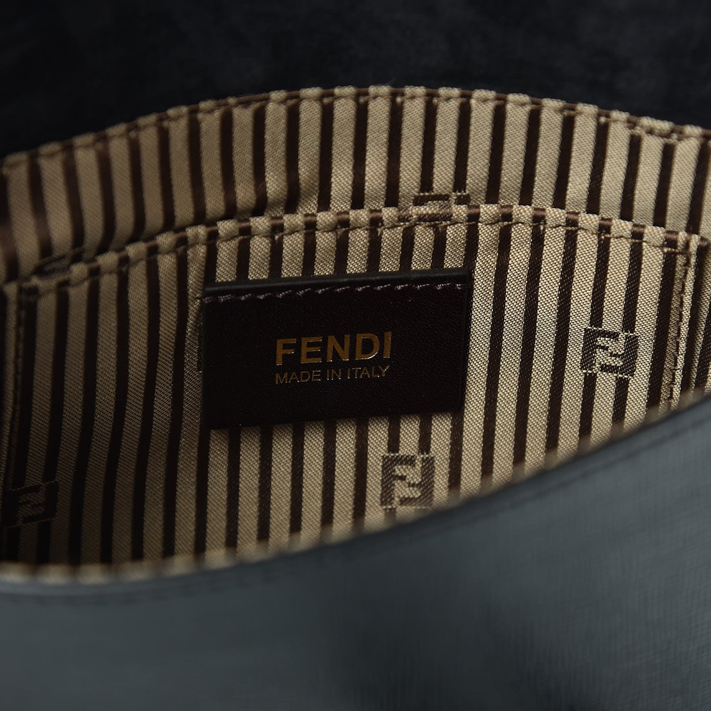 Vitello Elite Small Chameleon Messenger Black