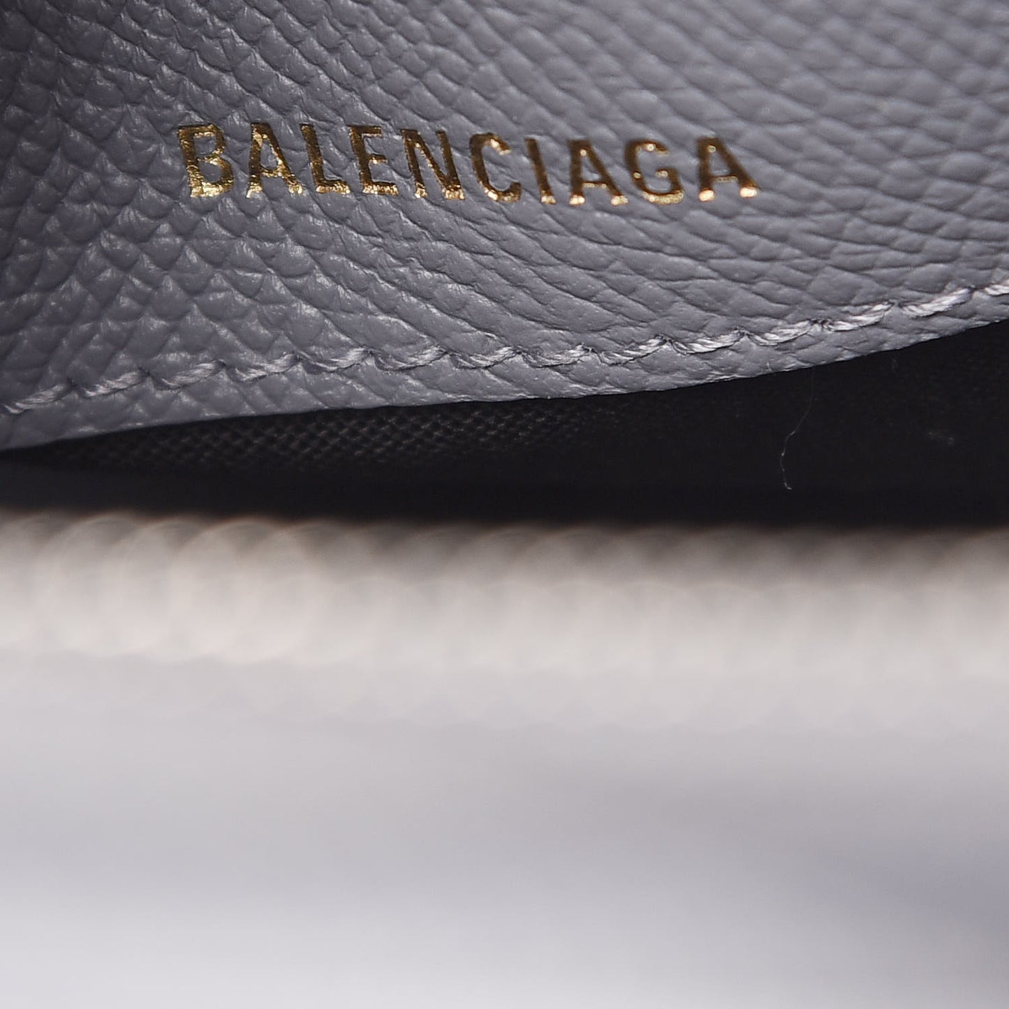 Signature Grained Calfskin Logo S Ville Top Handle Bag Gris Perle Fonce White