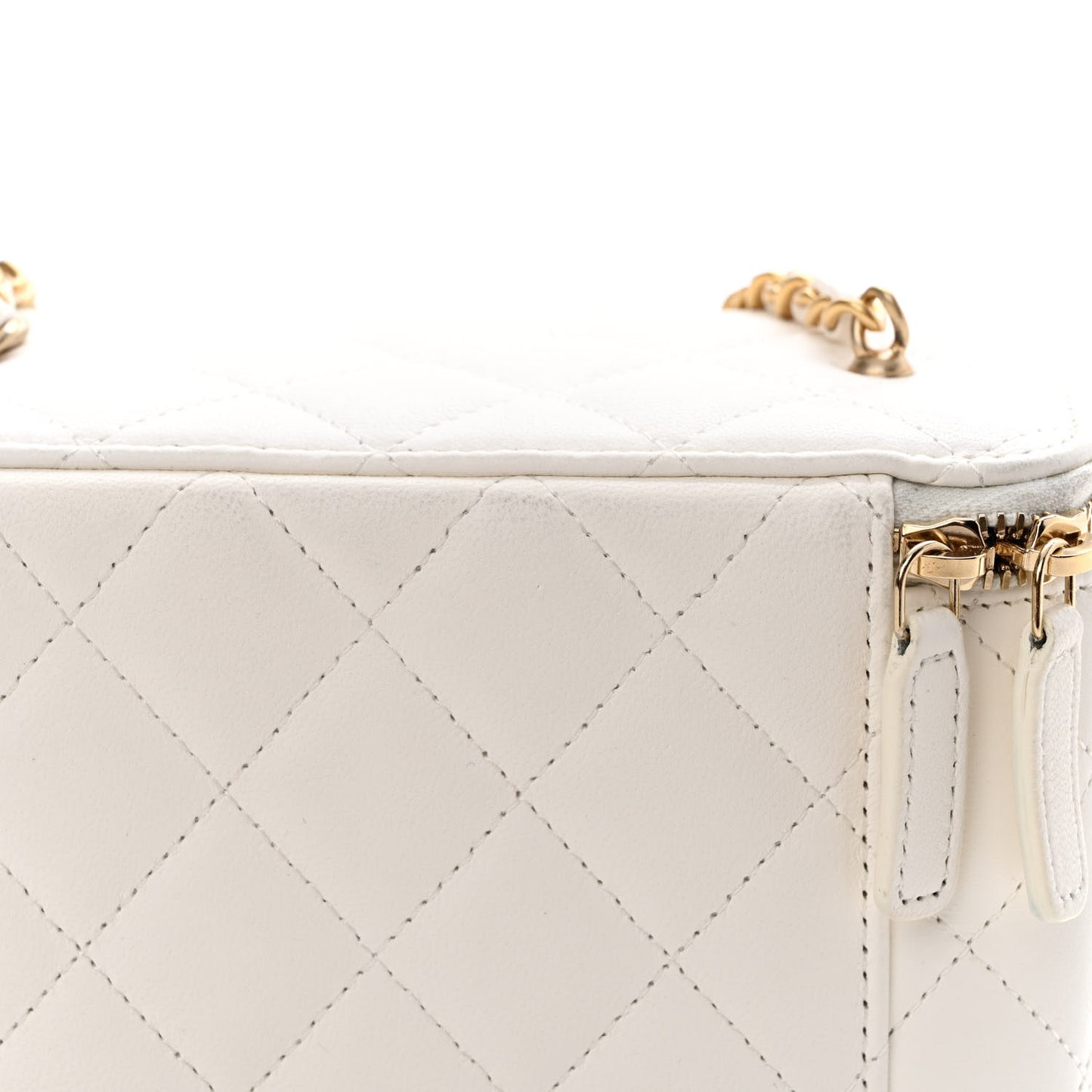 Lambskin Quilted Pearl Crush Small Vanity Case With Chain White