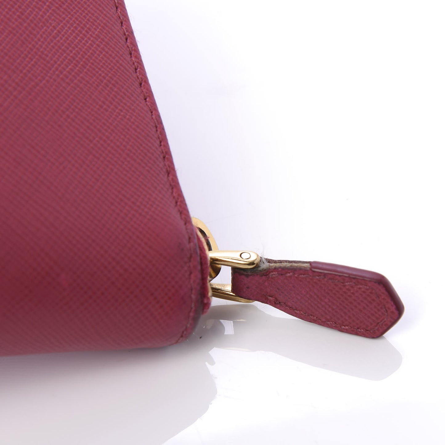 Saffiano Triangle Zip Around Wallet Ibisco