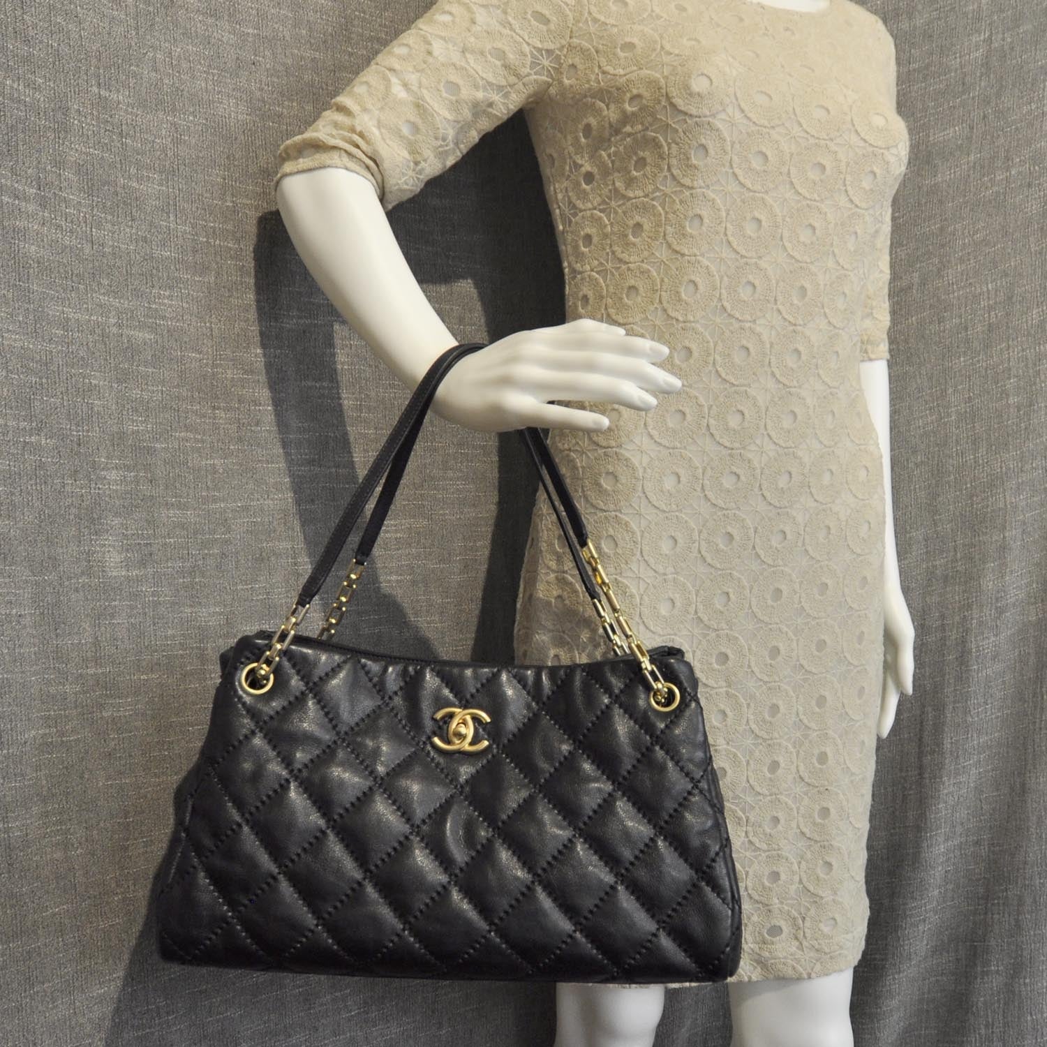 Chanel Calfskin Quilted Retro Chain Tote Black 2 of 8